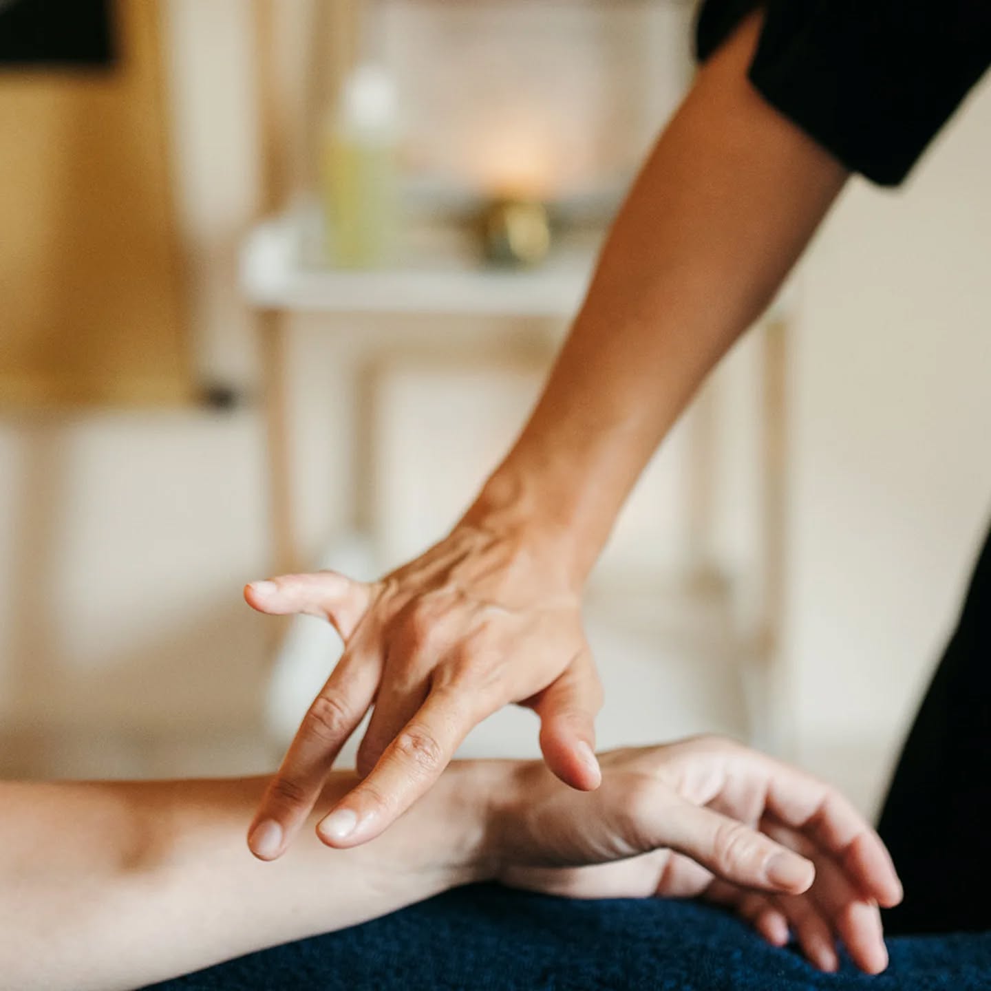 Découvrez le Qigon tuina
Le Qigong Tuina est une méthode thérapeutique issue de la médecine traditionnelle chinoise, développée et transmise par le professeur Yunqiao Bai. Héritier d’une lignée ancienne, il a réuni dans cette approche unique plusieurs pratiques traditionnelles pour en faire un outil complet d’auto-guérison et de rééquilibrage énergétique.
Ce soin combine :
L’acupression : stimulation manuelle des points d’acupuncture pour rétablir la circulation du Qi (énergie vitale) dans les méridiens.
Le réajustement articulaire doux : mobilisations précises pour libérer les blocages, harmoniser les articulations et améliorer la fluidité corporelle.
Le massage Tuina : manœuvres profondes et variées pour détendre les tensions, réactiver la circulation et nourrir les tissus.
La pratique du Qigong : des exercices énergétiques adaptés, transmis au receveur pour prolonger les bienfaits du soin et entretenir l’équilibre au quotidien.
Chaque séance se déroule habillé, et commence par un bilan personnalisé afin de définir le soin le plus adapté aux besoins de la personne et d’apporter un véritable mieux-être.
Réservez votre séance https://au-creux-des-sens.reservio.com/booking
https://www.aucreuxdessens.fr/massagesetsoins?pgid=mbw6m84v-2bd2966f-de6d-4d7a-bacd-bd8795835eb0
#bienetre
#Qigongtuina #saintpaultroischateaux #acupression #mtc