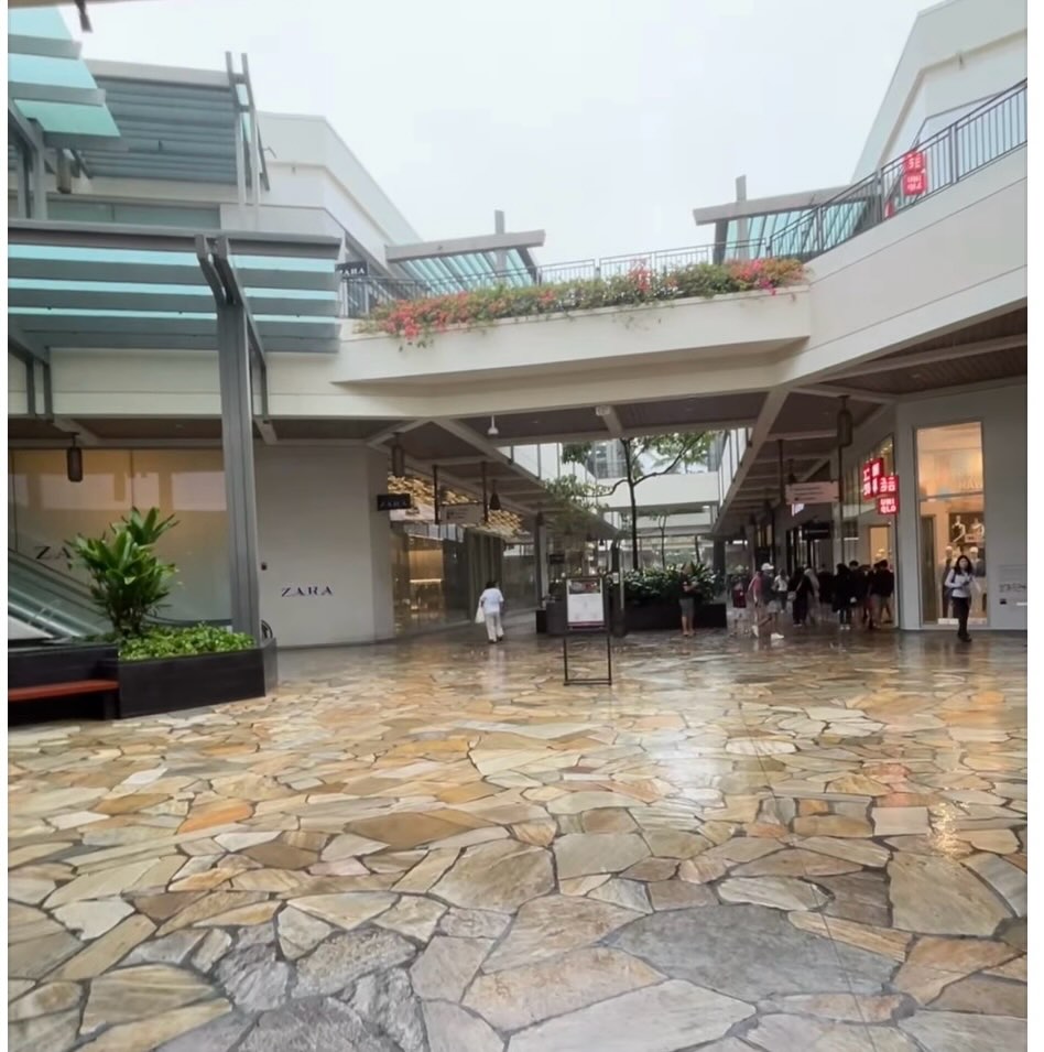 Ala Moana Center on this stormy day!🌧️☔️
#alamoanacenter #waikiki #thehawaiiconnection #hawaii