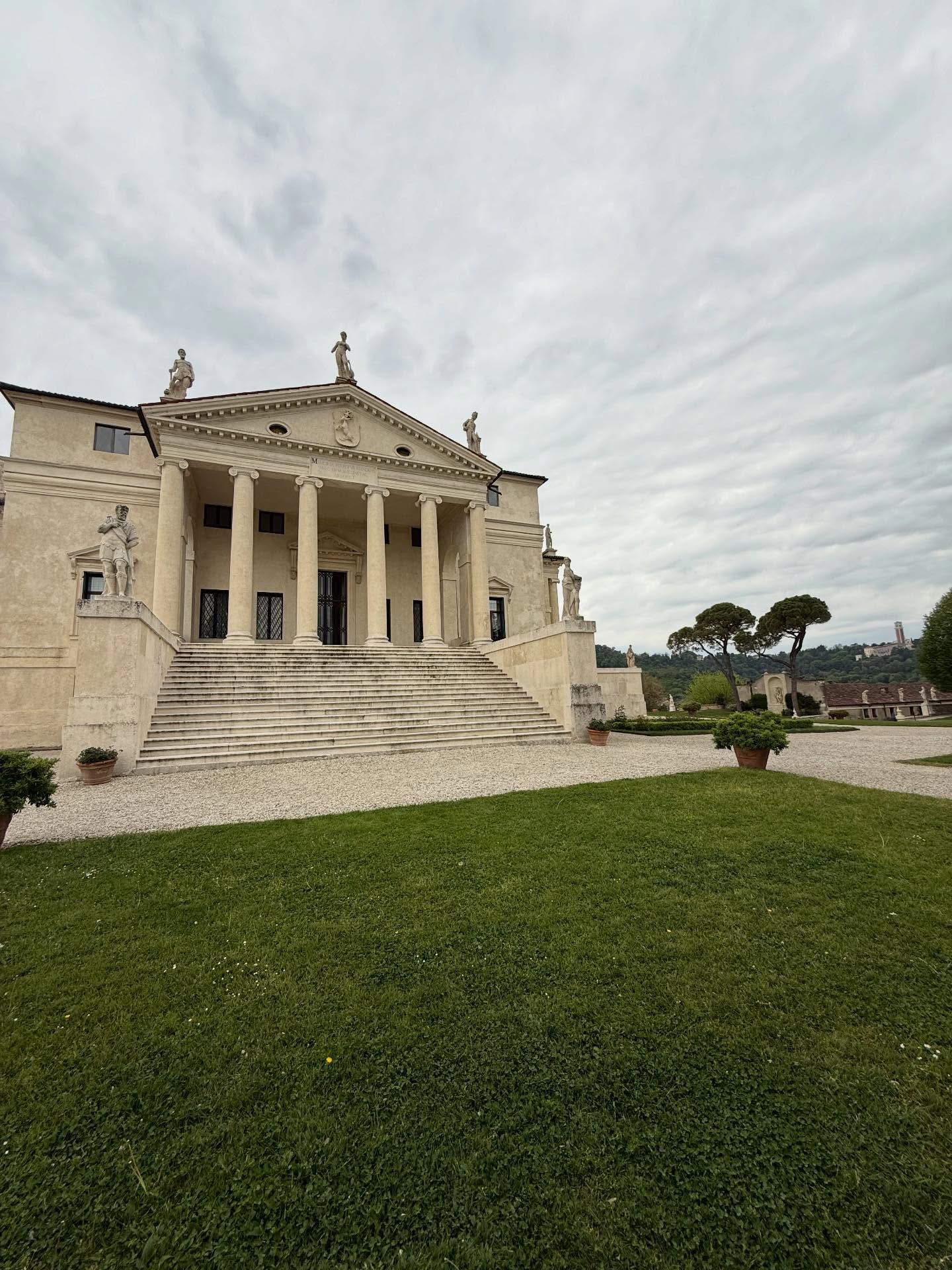 A magical morning visiting Palladio’s Villa La Rotonda. The Villa unlocked it’s gate just for our small group. One of the most iconic Renaissance masterpieces, Villa La Rotonda deeply influenced Thomas Jefferson and, through him, helped shape early American (Federal) architecture. In 2008, the US Congress recognized Palladio as the father of US architecture.