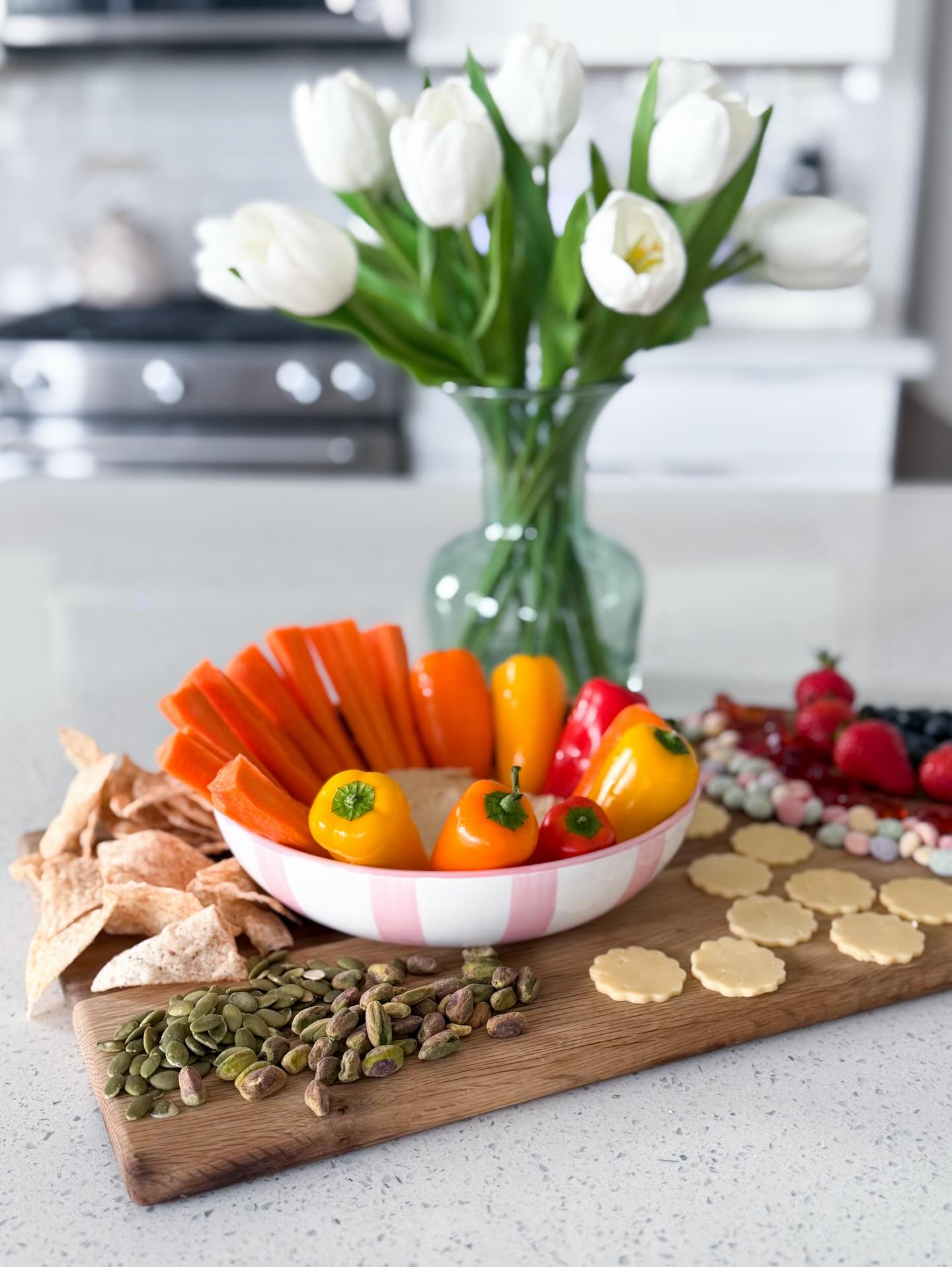 💗🌷 FUN SPRING KIDS CHARCUTERIE BOARD 🌷💗
-Blueberries
-Strawberries
- @yumearth sour giggles
- @annieshomegrown bunny fruit snacks
-Cheese, cut with a flower shaped cookie cutter
- @hukitchen dark chocolate coconut bites
- @cava hummus (my fav cuz it’s made w/out seed oils!)
- Bellpeppers (yellow, red, orange)
- Carrots, sliced lengthwise
- @sietefoods nacho chips
- Salted pumpkin seeds
- @wonderfulpistachios