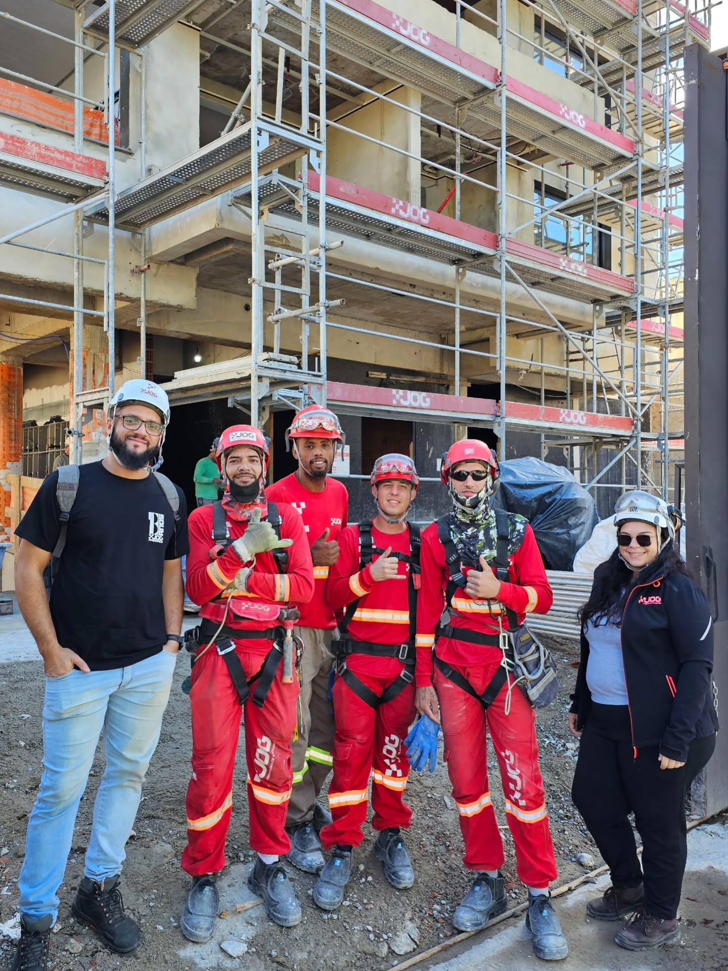 Visita de inspeção e cuidado.
Estar presente na obra atento às demandas do contratante e dos colaboradores é essencial para manter um fluxo de trabalho preciso e eficiente.
Nosso time Operacional planeja as operações para antecipar necessidades e liderar o ritmo da obra, mantendo todos os trabalhadores em segurança!
#jogandaimes
#andaimes
#segurança
#planejamento
#engenharia