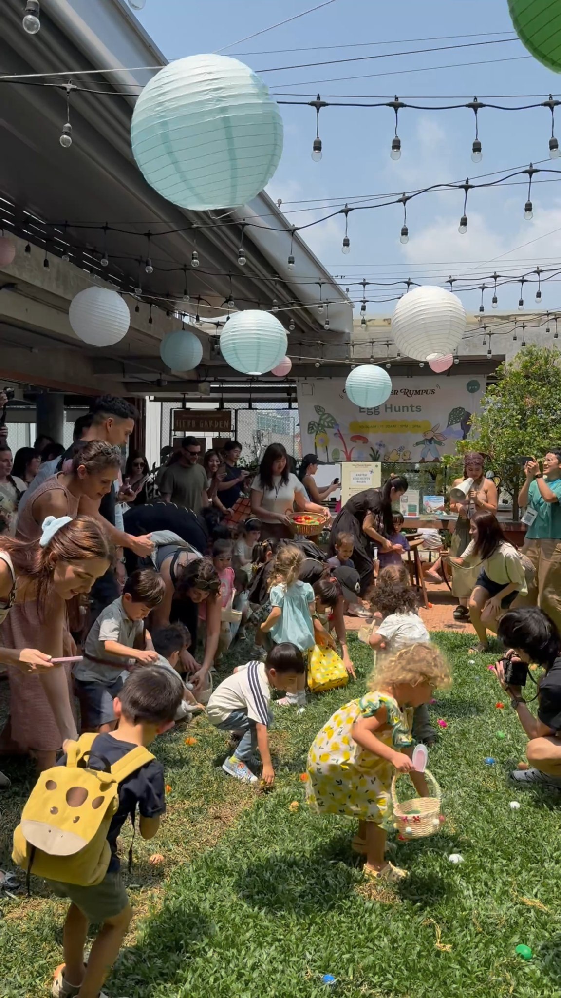 🐰🌿 Hoppy memories, happy hearts! 💛
Our Wild Easter Rumpus was filled with laughter, creativity, and magical springtime moments. Thank you to every family who joined us — you made it truly special.
Here’s a little look back at all the fun… 🐣✨
____________
🐰🌿 โมเมนต์น่ารักๆ กับหัวใจพองโต! 💛
ไปย้อนดูความสนุกกันอีกครั้งเลย… 🐣✨
💥 จองเลยผ่าน Link in Bio หรือ Line @littlepeabkk
____________
#LittlePeabkk #LittlePea #theCOMMONSbkk #WildEasterRumpus