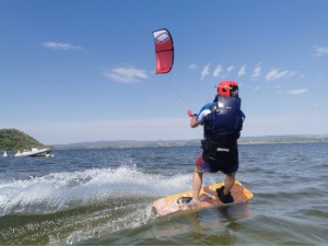 Viens découvrir notre spot d’apprentissage à Sigean : eau peu profonde, sécurité naturelle et progression visible dès la première séance. On t’accompagne pas à pas, en famille ou en solo. Réserve ton initiation — ! 🪁🌊📷
#Sigean #KitesurfAude #DébutantKite #TendanceKite #Leucate #Narbonne #Gruissan #KiteLife