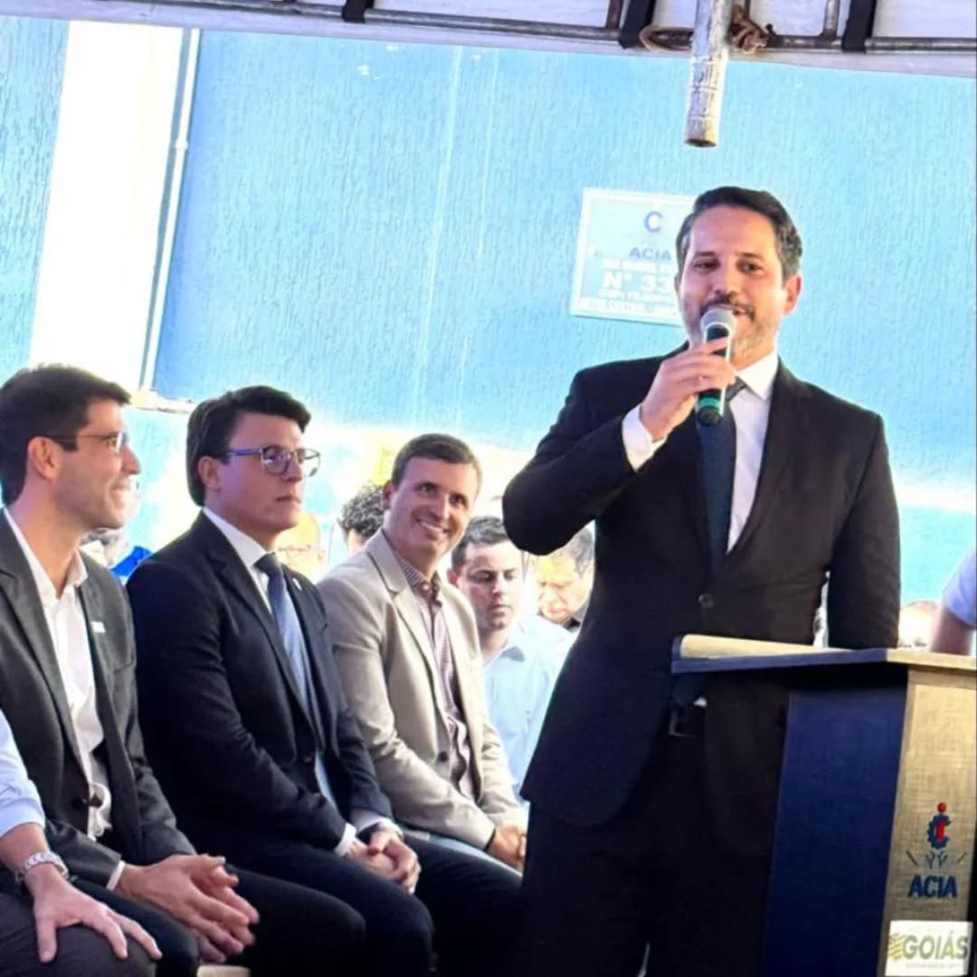 LUIZ ANTÔNIO ROSA TOMA POSSE NA PRESIDÊNCIA DA CODEGO E TRANSMITE COMANDO DO SINDUSCON ANÁPOLIS AO VICE, JULIANO PEREIRA DOS SANTOS
O presidente do Sinduscon Anápolis, Luiz Antônio Rosa, realizou, nesta segunda-feira (13 de abril), seu último ato à frente da entidade ao transmitir oficialmente o cargo ao vice-presidente, Juliano Pereira dos Santos, e ao novo vice-presidente, Henver Resende. Na mesma ocasião, Luiz Antônio Rosa assinou o termo de posse como presidente da CODEGO, após indicação do governador Daniel Vilela.
A solenidade realizada em Anápolis, reuniu expressiva presença de representantes do setor produtivo, Fórum Empresarial de Anápolis e lideranças políticas. Mesmo com a estrutura montada na área externa da ACIA para recepcionar os convidados, o espaço foi insuficiente para acomodar todos os presentes, evidenciando a relevância do momento.
Estiveram presentes diversas autoridades, entre elas prefeitos da região — incluindo o prefeito de Goiânia, Sandro Mabel, e o prefeito de Anápolis, Márcio Corrêa —, além de vereadores, liderados pela presidente da Câmara, Andreia Rezende; os deputados Amilton Filho (estadual) e Célio Silveira (federal); diretores do Sinduscon, associados, familiares e representantes de entidades classistas, entre elas André Rocha, presidente da FIEG.
Em seu discurso de posse Luiz Antônio Rosa destacou a presença da família e fez uma homenagem emocionada ao pai. Ao assumir o cargo, reafirmou seu compromisso com o desenvolvimento econômico do estado e de Anápolis, com atenção ao fortalecimento do DAIA e utilizar seus modelos de sucesso como base para outros distritos industriais administrados pela Companhia. Também garantiu a continuidade das ações da gestão anterior e à melhoria da infraestrutura.
Sinduscon Anápolis