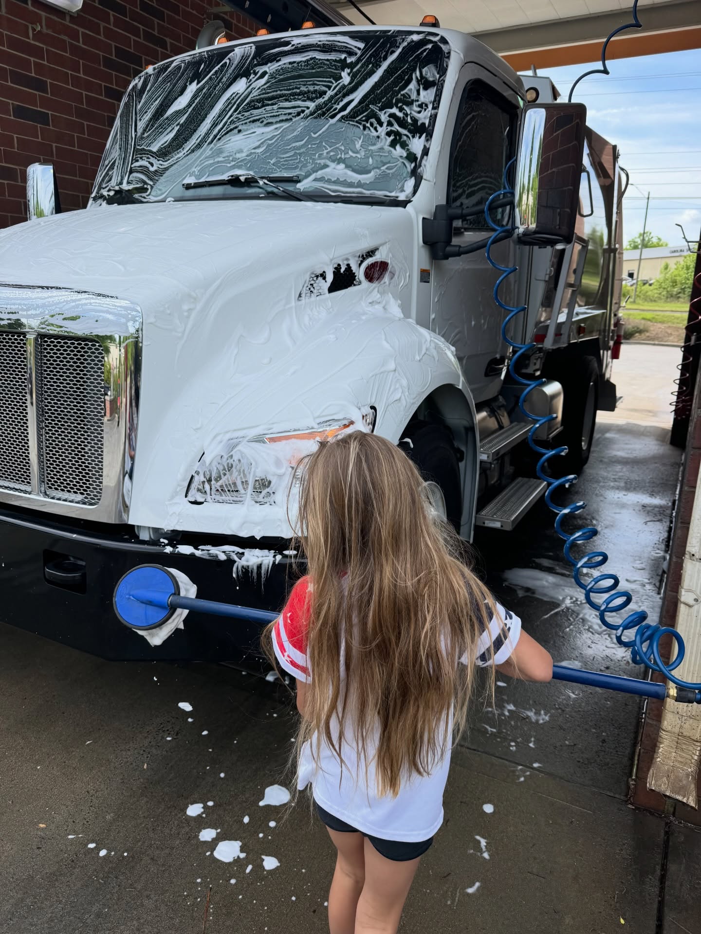 Never to early to teach them to keep their trucks clean! Cleaning this @peterbiltmotors @with a newwaytrucks Viper ready for the MASES show in Fayetteville. William Brown and his daughter Noelle took the morning to get our demo sparkling for the show!!! #wearethecarolinas
.
.
.
.
.
.
.
🚛 @newwaytrucks Viper on @peterbiltmotors
📍 Lexington, SC & Mebane, NC
📸 William Brown
#refusetruck #streetsweeper #grappletruck