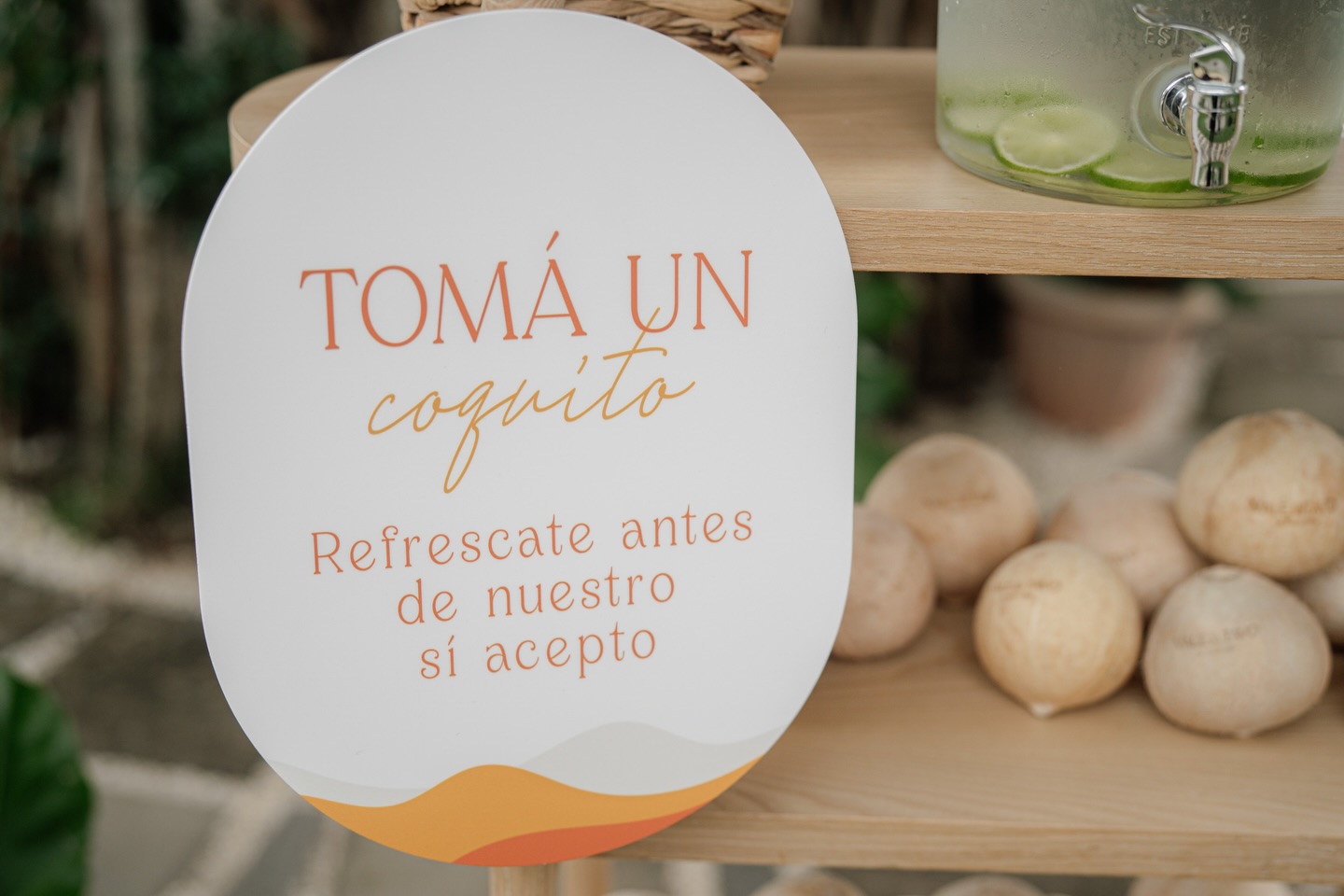 Vean que linda quedó la estación de cocos que realizaron los chicos de @thegrapefruitcr 😍una idea bellísima para recibir a sus invitados.