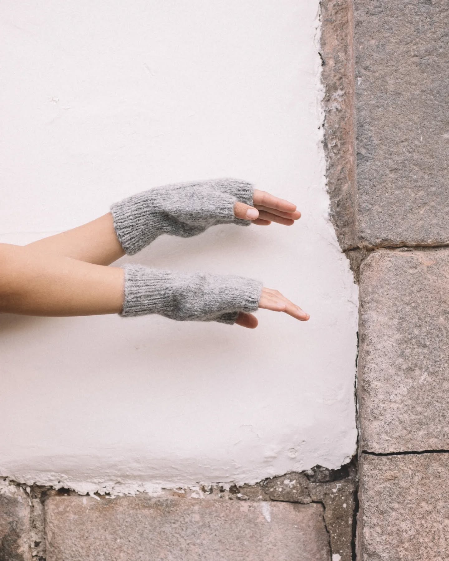 Discover the vibrant alpaca mittens from Maco Calderon’s PUNCHAW 24/25 collection.
Handmade in Peru, these bold accessories bring warmth and tradition to your winter wardrobe. 🌈❄️
M. @qoyllorblaz
P. @miguelpalominofotografo
MUA. @patriciamakeup_cusco
D.A. @maquisimo
#PUNCHAWFW2024 #MacoCalderon #AlpacaEssentials