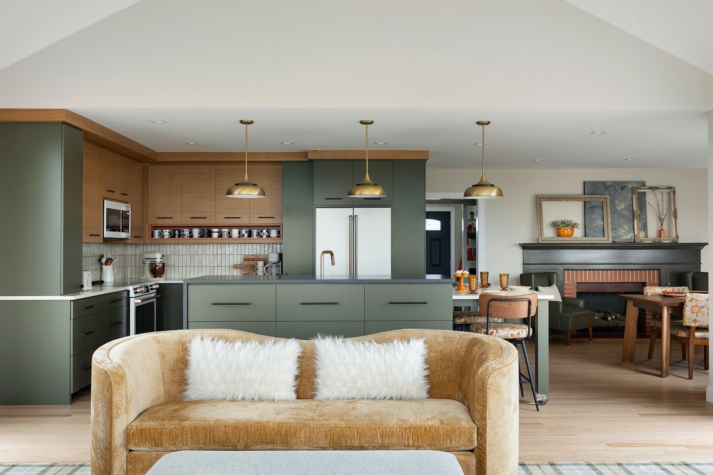 In case you missed the Remodelers Showcase this weekend, this home is worth a closer look. 😍
This beautifully executed remodel and addition brings in natural light, opens the space, and nails the color palette.
Design & Build: @mcdonaldremodeling
Photography: @spacecrafting_photography
