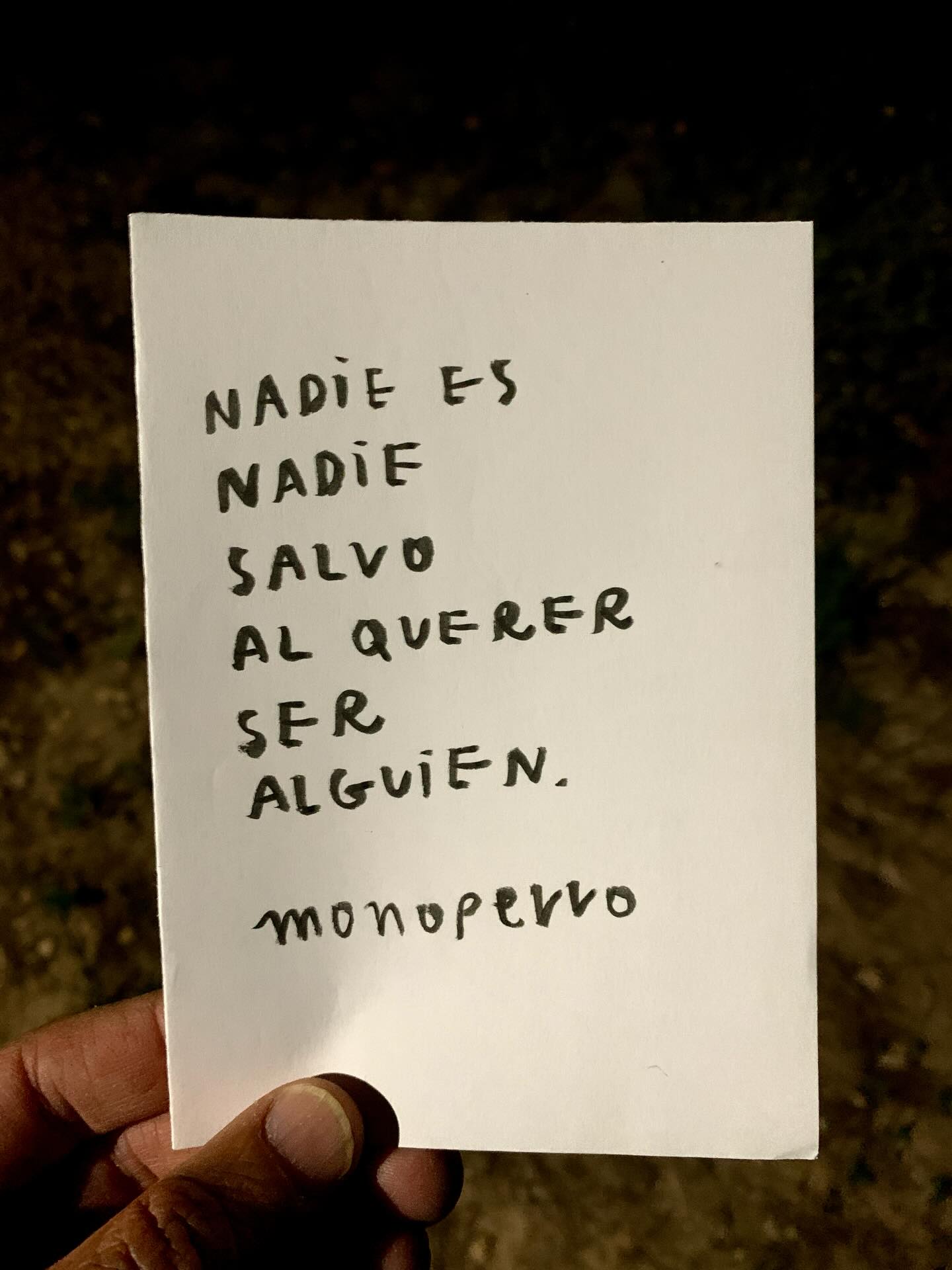 Nadie
es nadie
salvo
al querer
ser
alguien.
#cancamusas
#elclubimperfecto
#ultralkymia