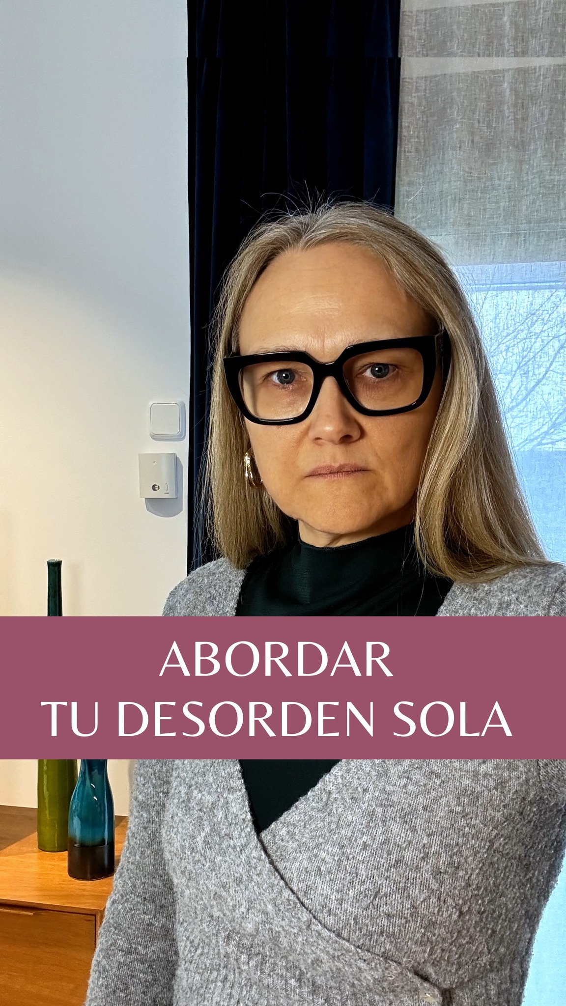 Quieres acabar con el desorden y la acumulación de objetos 📦que te rodea, pero estás muerta de miedo😨 .
Por eso te pones todas esas excusas.
“No tengo tiempo”❌ ,... “Me falta espacio”❌,... “Siempre he sido así”❌,.. o “En las próximas vacaciones ya lo abordaré”❌.
¿Resultado? Miles de personas llegan a mi y más del 70% de ellas lleva más de 10 años contándose las mismas excusas y mal viviendo por ello durante todos esos años🤯 .
Las excusas enmascaran el miedo a abordarlo🤯.
Generalmente o te aterra el volumen, o te aterra el pasar por el proceso de “sacar objetos” o de enfrentarte a recuerdos. Estás convencida de que sufrirás en el proceso y de que volverás a fracasar 🤯.
Me dedico profesionalmente a acompañarte en el proceso de dejar atrás el desorden y la acumulación de objetos📦 para siempre. Ordenarás semana a semana 📆 a la vez que identificarás ✨y desmontarás✨las barreras que ahora te impiden conseguirlo.
De este modo la cosa cambia ✨porque puedes conseguir en semanas, lo que en años no te has permitido hacer 🎯, además de que el orden se mantendrá 👌con el paso del tiempo, sin volver a pelearte cada día de tu vida por encontrar prendas, o por apretarlas para que quepan en el armario. Te olvidarás de los fastidiosos cambios de temporada y de mover cajas.
Y esto con cada rincón de su casa.
¿Eliges pasar a la acción 🚀 o seguir contándote excusas 🤯?
Si decides acabar con el desorden y la acumulación de objetos, ordenando acompañada semana a semana para hacértelo más fácil y lograrlo, comenta con la palabra "CASA", te escribo por privado, hablamos y vemos la posibilidad de que te unas a mi programa de acompañamiento para que en unos meses lo hayas resuelto para siempre 💃.
#tresinteriores #LibérateDelDesorden #DesapegoConsciente #SoltarParaCrecer #AdiósAcumulación #VivirSinDesorden #PsicologíaDelOrden #CreenciasQueAtrasan #CambioDeMirada #BloqueosYDesorden #MenteOrdenadaVidaOrdenada #OrdenYBienestar #MujeresQueTransforman #ReinventaTuVida #AdiósAcumulación #ViviendoLigera #CrecimientoPersonalMujer