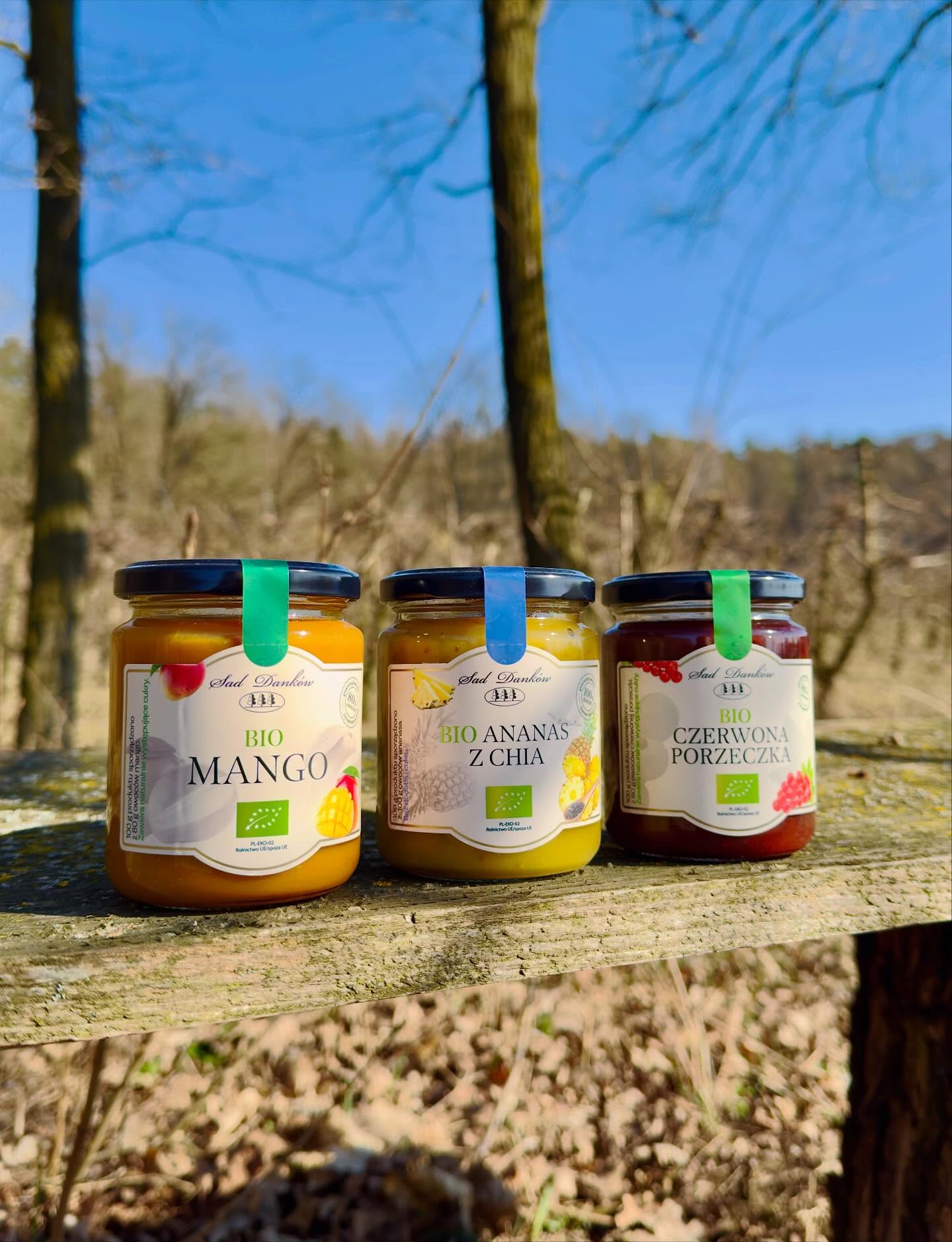 Trzy smaki. Jedno miejsce 🌿
Mango 🥭
Ananas z chia 🍍
Czerwona porzeczka ❤️
Złapane w promieniach słońca, na drewnianej ławce, tam gdzie wszystko ma swój początek – w naturze.
Sad Danków to nie tylko konfitury.
To powrót do prostych rzeczy – do owoców, do ciszy, do jakości bez kompromisów.
Bo wierzymy, że to, co naturalne, nie potrzebuje ulepszeń.
Potrzebuje tylko czasu, słońca i szacunku do środowiska.
🌱 mniej przetworzonego
🌍 mniej plastiku
🍯 więcej prawdziwego smaku
Czasem wystarczy otworzyć słoik, żeby być trochę bliżej natury.
#saddankow #blizejnatury #eko #naturalnesmaki #konfitury