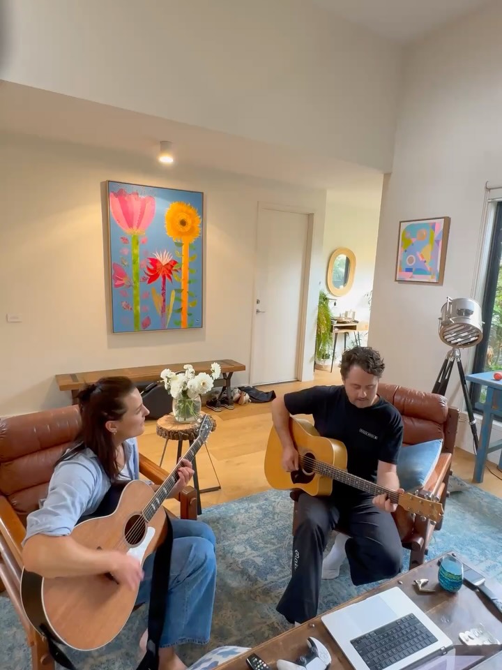 Cahir Avenue Collabs. I want to make this more of a thing. Sharing musical moments with talented people brings me a lot of joy, so here’s to making more time for filling this cup. The brief is comfy clothes, bulk snacks, coffees with chats and finding harmonies together. Thanks to @heidimoncrieffmusic @rymeliaweddings @abigailgrace.weddings @music_by_demi & @thekimcooper_studioofvoice for already sharing their talents at Cahir Ave.
Looking forward to sharing more alongside @lewis.music @fictioncoverband @marcusmillermusic soon.
While we’re here, manifesting a jam session with @levianderson.music , @jamessidey @tobitobi.co and a Creed cover with strings by @florencealex