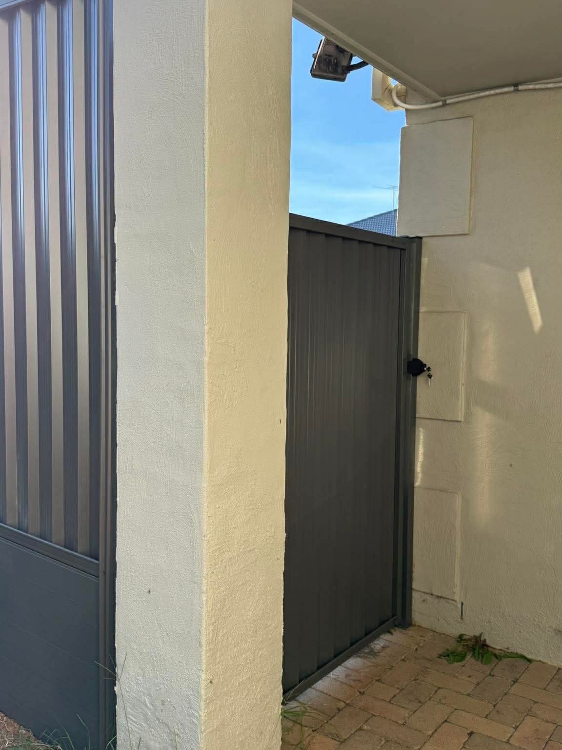 Need sleepers under the fence?
Aluminium Smart Colour sleepers are available and our preference for a neat finish. While they’re a little more costly than timber, we think they’re worth the initial investment for a finish that lasts 20+ years.
#fencing #sleepers #woodlandgreyfence