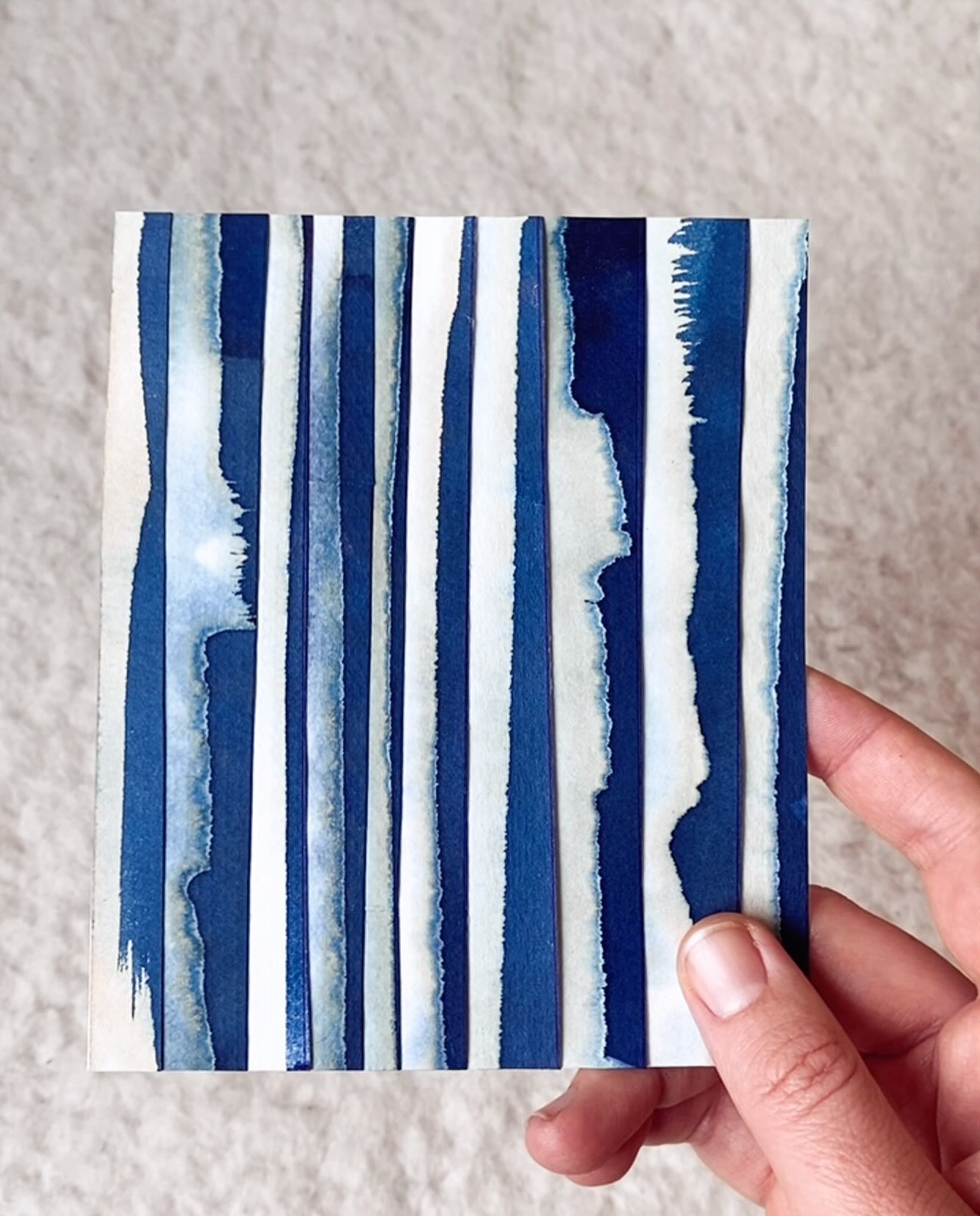 • RIEN N’EST ÉCHEC •
Cette création vient rappeler que rien dans la vie n’est un échec.
Alors que j’allais jeter ces chutes de cyanotypes, j’ai pensé qu’en les regardant autrement, elles pourraient être très jolies.
Une fois l’assemblage fait, c’est ce mantra qui m’est venu…
Rien n’est échec.
Même quand nous avons la sensation d’avoir raté quelque chose, ne soyons pas trop durs avec nous-même et nos expériences…
Nous pouvons toujours en apprendre quelque chose et s’en saisir pour en faire quelque chose de beau.
Amour sur toutes nos réussites et nos loupés qui n’en sont finalement pas…