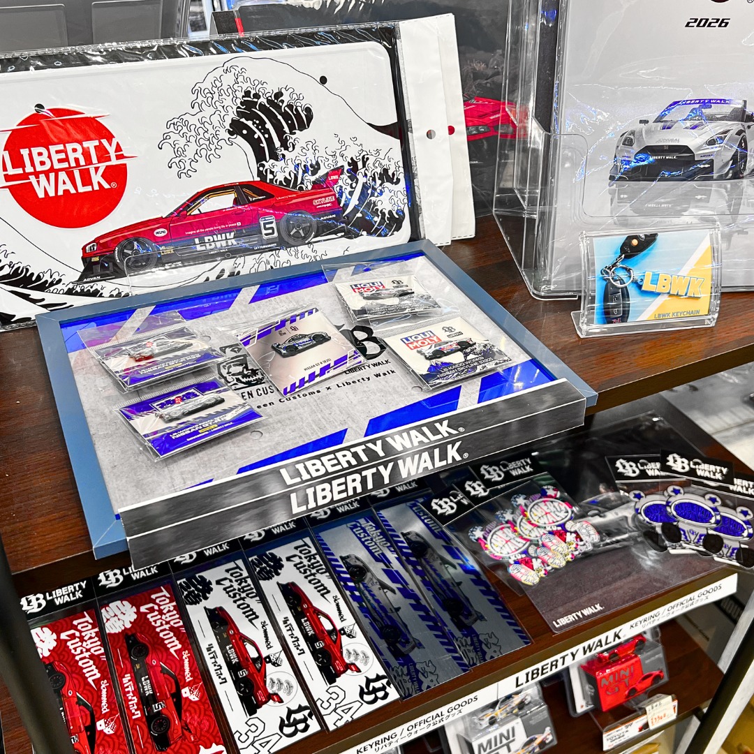 久しぶりにリバティーウォークの公式グッズが入荷しました!!
ここ半年は1/64ミニカーの入荷案内が多めでしたが、実はLBグッズのご要望も多くいただいておりました。
今後はリバティーウォークのグッズ類も徐々に増やしてコーナーを広げていければと考えております!
今回は最近リリースされたアイテムを中心にピンバッジや下敷き、プレート、ステッカーなどが入荷しております!
昨年に続き今年2026年版のLIBERTYWALKカタログも入荷しました!
今回はオープンカー仕様の35GT-R「GT-R LB-WORKS FINAL CONVERTIBLE ver」の関連アイテムが多めです。
本日入荷したアイテムは以下の通りです↓
・Leen Custom ピンバッジ「GT-R LB-WORKS FINAL CONVERTIBLE ver.」
販売価格:¥2,000
・Leen Custom ピンバッジ「LB-WORKS GTR Silver」
販売価格:¥2,000
・Leen Custom ピンバッジ「32 LB-WORKS TOYOTIRE ver.」
販売価格:¥2,000
・LBナンバープレート「R34 Wave Monotone」
販売価格:¥3,500
・下敷き「LB-WORKS GT 35GT-R Final Edition Convertible」
販売価格:¥550
・下敷き「LB-ER34 Super Silhouette SKYLINE 」
販売価格:¥550
・LIBERTYWALK 2026カタログ
販売価格:¥1,000
・Tokyo Custom BOXステッカー35
販売価格:¥1,000
・Tokyo Custom BOXステッカー - 34RDBK
販売価格:¥1,000
・LB WORKS GTR CONVERTIBLE BOXステッカー
販売価格:¥1,000
・LIBERTYWALK KUMAステッカー「35」
販売価格:¥800
・LIBERTYWALK KUMAステッカー「CO」
販売価格:¥800
スターホビー(店舗)
https://www.starhobby.jp/
〒680-0942 鳥取県鳥取市湖山町東4丁目87
営業時間
平日:PM12:00-19:00 土日祝日:AM10:00-PM19:00
定休日:毎週木曜日
#lbwk #lbworks #lbperformance #libertywalk #リバティーウォーク #r35gtr #lbkuma #goods #鳥取 #ミニカーショップ #ホビーショップ #スターホビー