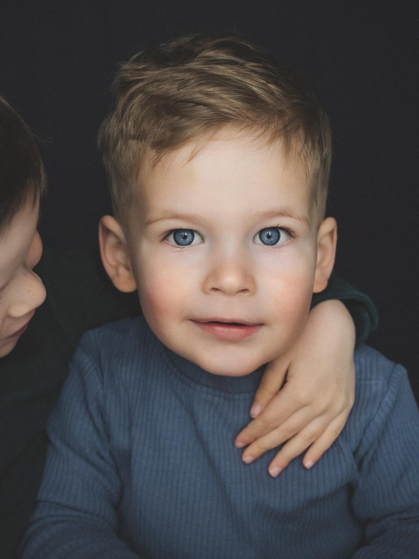 Na deze fotoshoot zei ik tegen hem:
“Ik vond het leuk met jou.”
Ik vroeg niet of hij het ook leuk vond…
maar hij zei uit zichzelf:
“Ik vond het ook leuk!”
And just like that… my heart melted 🥹✨
✎………………………………..
.
.
.
.
.
.
.
#kinderportret #puur #echteconnectie #fotografie