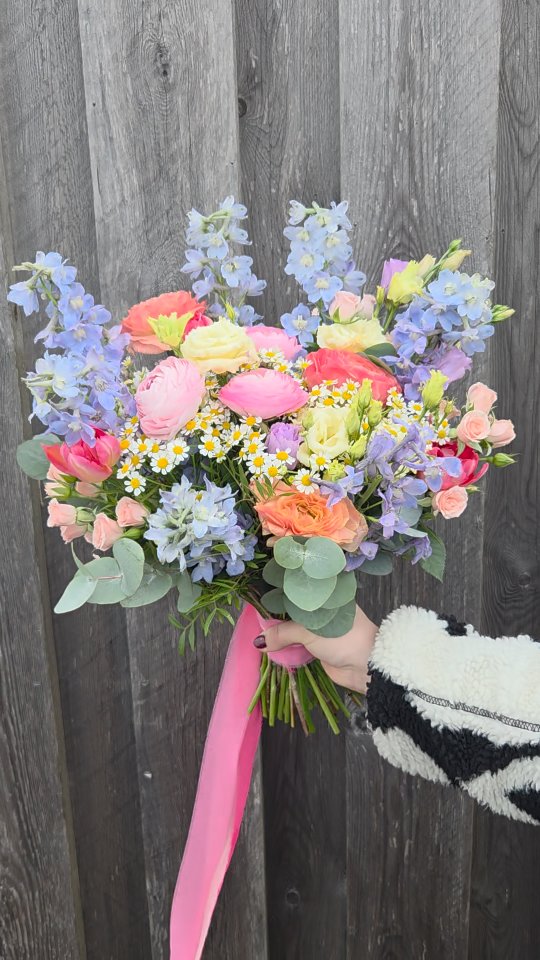 For Stephanie 🌼🌸
#colourfulflowers #weddingsupplier #weddingflowers #bridalbouquet