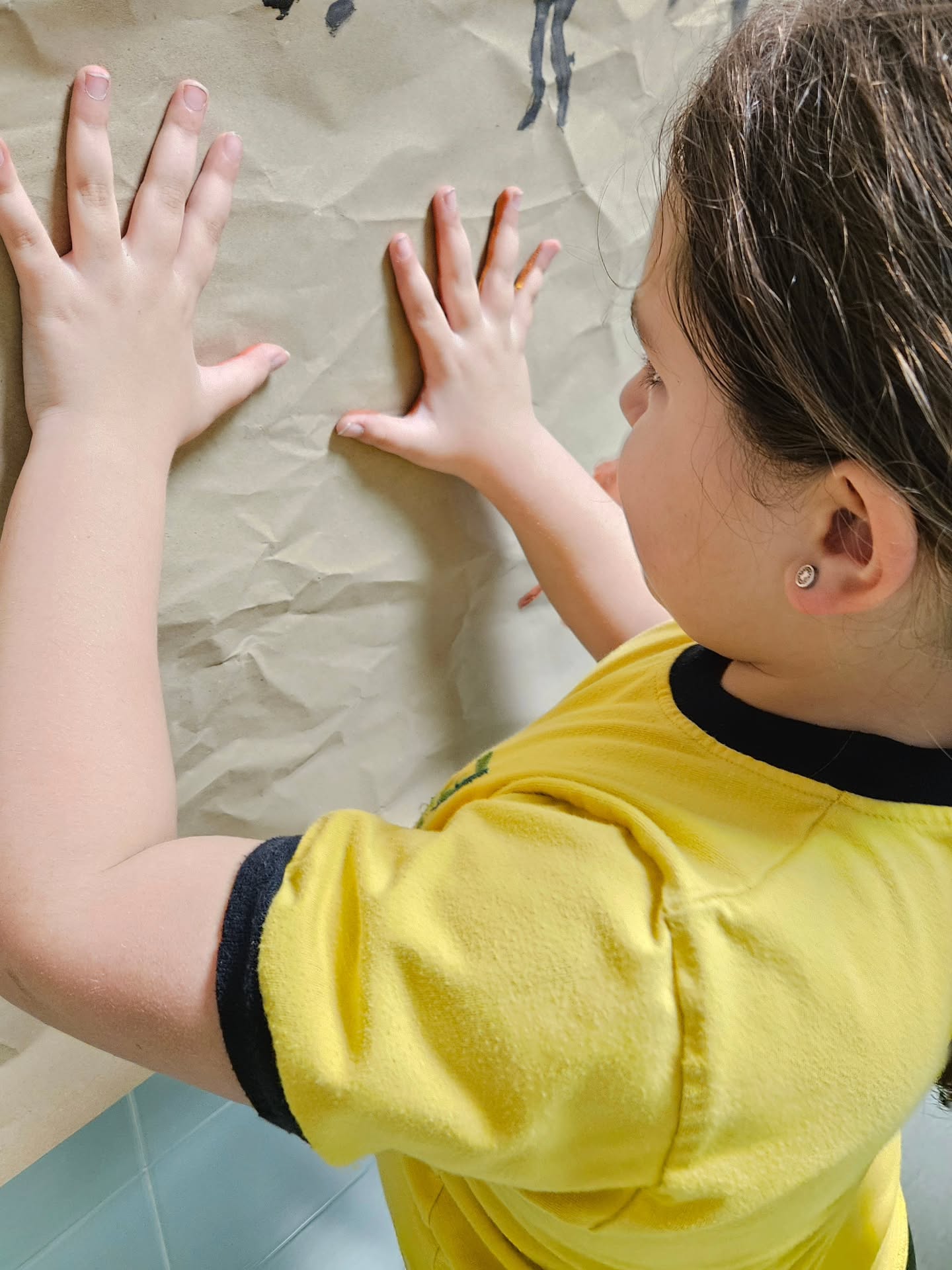 Celebramos el Día del Arte haciendo arte rupestre. Manos, animales, figuras humanas: no ha faltado de nada. De hecho, tuvimos algunos pintores que parecían auténticos trogloditas...
#diadelarte
#colegiofranciscanoscoruña