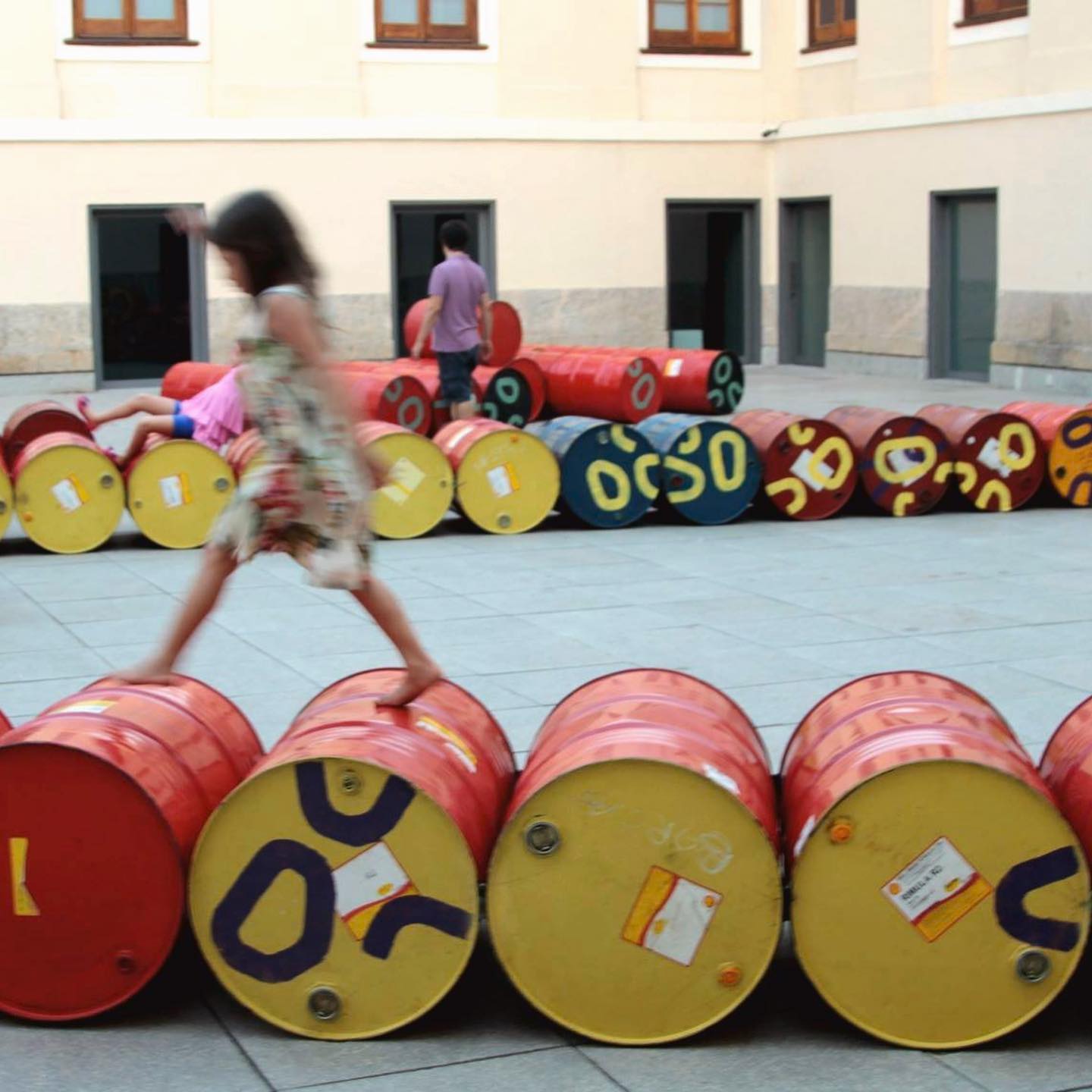 "A Playground for children under the age of 99"
Created by brazilian office of @basuramaoficial with discarded metal oil barrels, a neighbourhood plaza in Rio de Janeiro´s Casa Daros was transformed into a playground! In this play structure, children and adults can interact with the materials and the spaces, which show the creative possibilities of ‘waste’. To build this installation, more than 200 discarded oil barrels were used. The spaces can be freely interpretated and manipulated, entered, climbed, layed and so on. We love the idea of using "garbage" to create play!
.
Project: Drum Playground
Location: Rio de Janeiro
Designers: @basuramaoficial Brasil collective
.
.
.
#citiesforplay #playfulcity #childfriendlycity #play #learningthroughplay #urbandesign #placemaking #publicspace #urbanplanning #citymaking #urbanchildhoods #citylife #urbanista #planning #citylab #citiesforpeople #playmatters