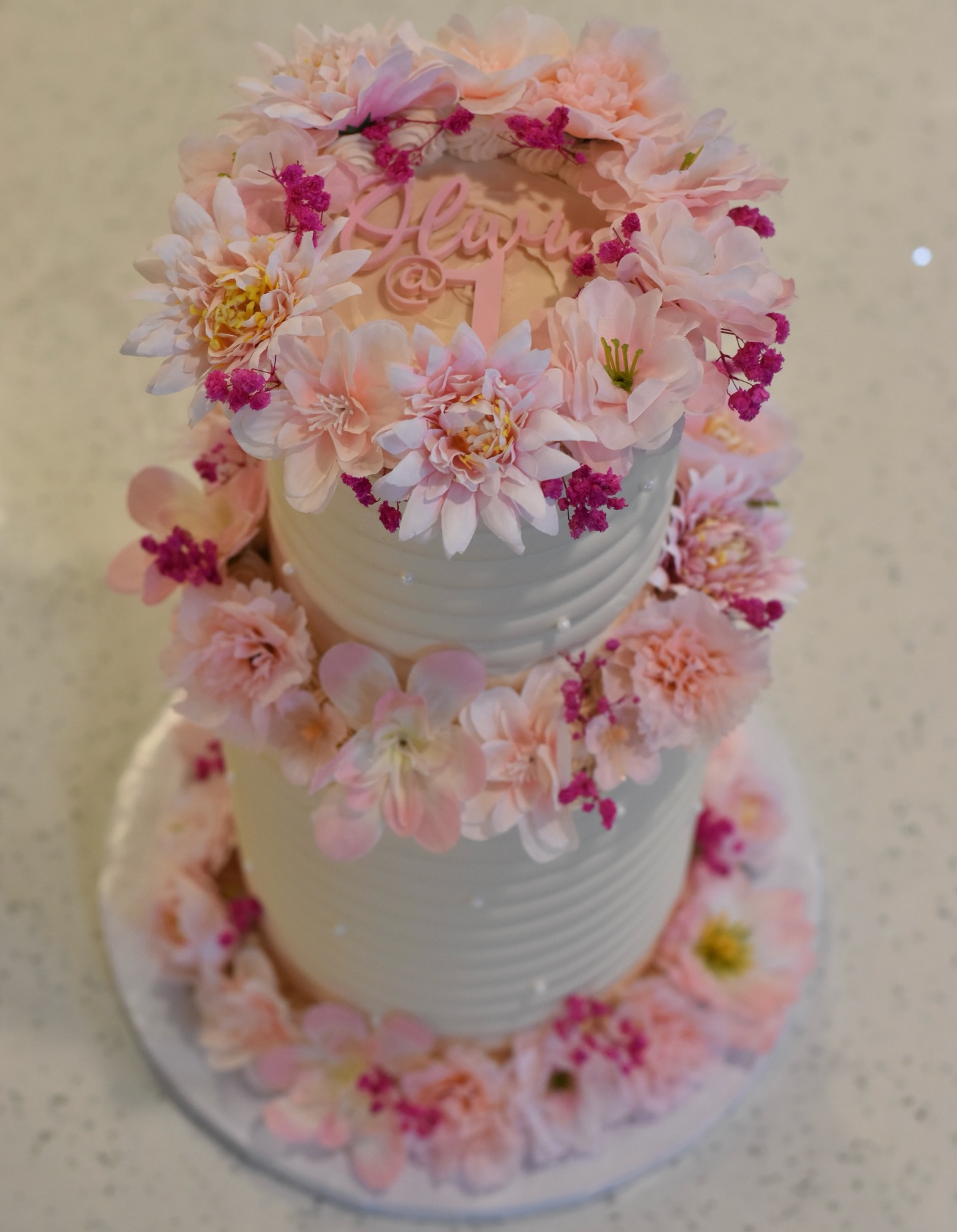 If “handle with care” was a cake…🙂↔️🌸
Cold weather, soft blooms, and something sweet on the table 🤩💗🥰
#ediblesbykisses #friscocakes #dfwcakes #dallasbaker #dfwbakery