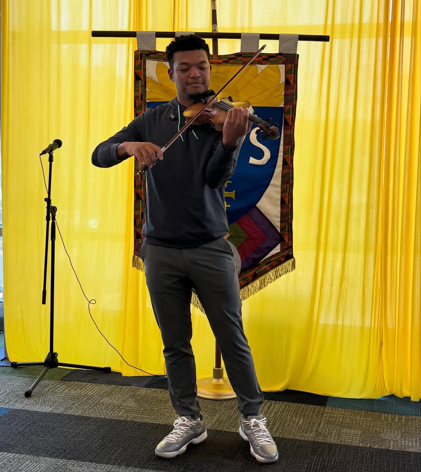 A special afternoon at BWS 🎻
We were honored to welcome acclaimed violinist Randall Goosby for a performance and conversation with our students. He shared his talent, his journey, and what it means to grow as a performer—leaving our boys both engaged and inspired.
Thank you to board member Ingrid Zimmer and Dumbarton Arts & Education for making this experience possible.