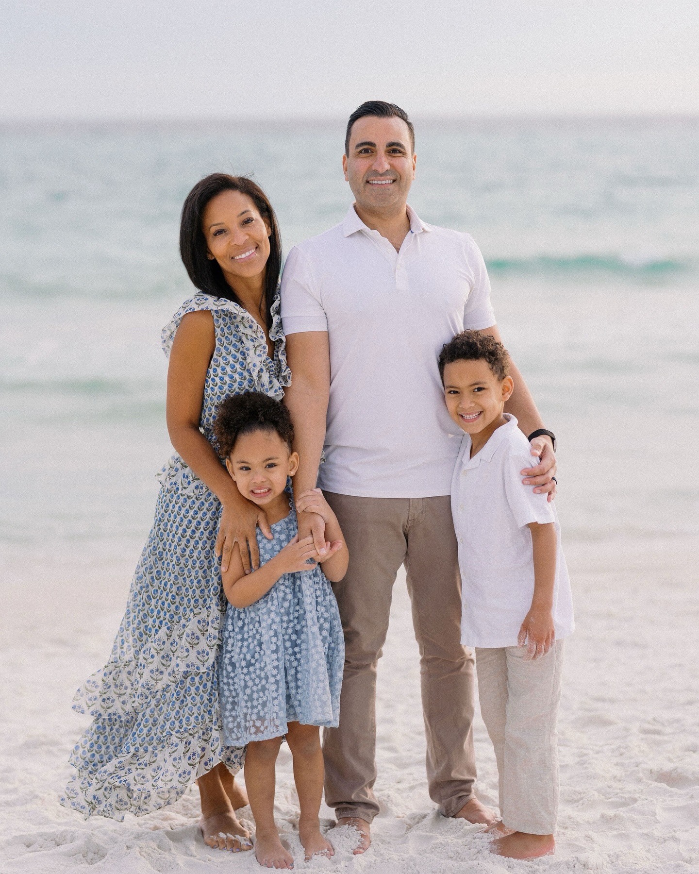 This is what an extended family session looks like. 💛 Big group photos, then each family and the kids having fun throughout. Most people have a chaotic idea in their head of extended family photos (and it sometimes is chaos.. but controlled! 🤪). But for the most part it’s typically quite the opposite because the kids have time to play in between. Love all my big groups that I get to see each year!