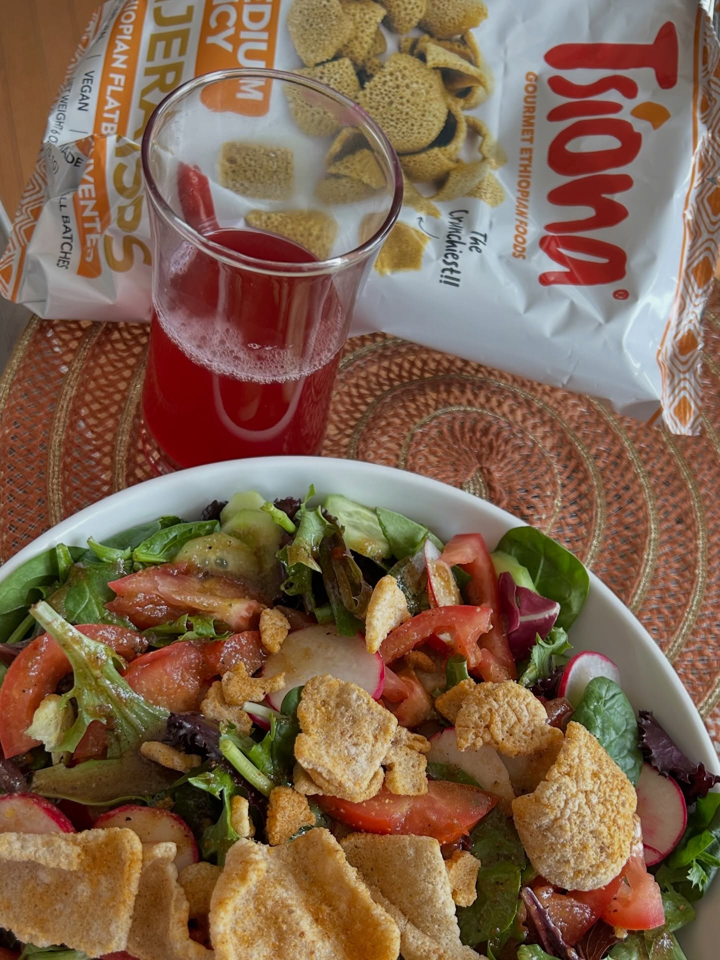 Lunch 🥗 has been served!! Our @tsionafoods Injera Crisps… they are not just a snack, it’s an experience!! Find our products at the fabulous @outpostrichmond Market.
Shop: www.Tsionafoods.com
#tsionafoods #tsionafoodsproducts #tsionafoodscrisps #injerachips #injeracrisps enebla injera injerabread injerareinvented injeraforlife theoriginalinjeracrisps theoriginalinjerachips
