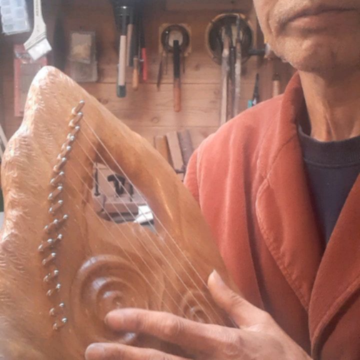 《販売用ライアーです》
18弦ペンタトニックライアー
北海道産のオニグルミの木を荒木智子さんが丁寧に彫刻して見事なライアーが産まれました
いい響きです♪
設計と加工、最終チェックは鬼塚が担当させて頂きました
販売価格はホームページから御覧ください
https://www.onizukaseiki.com/