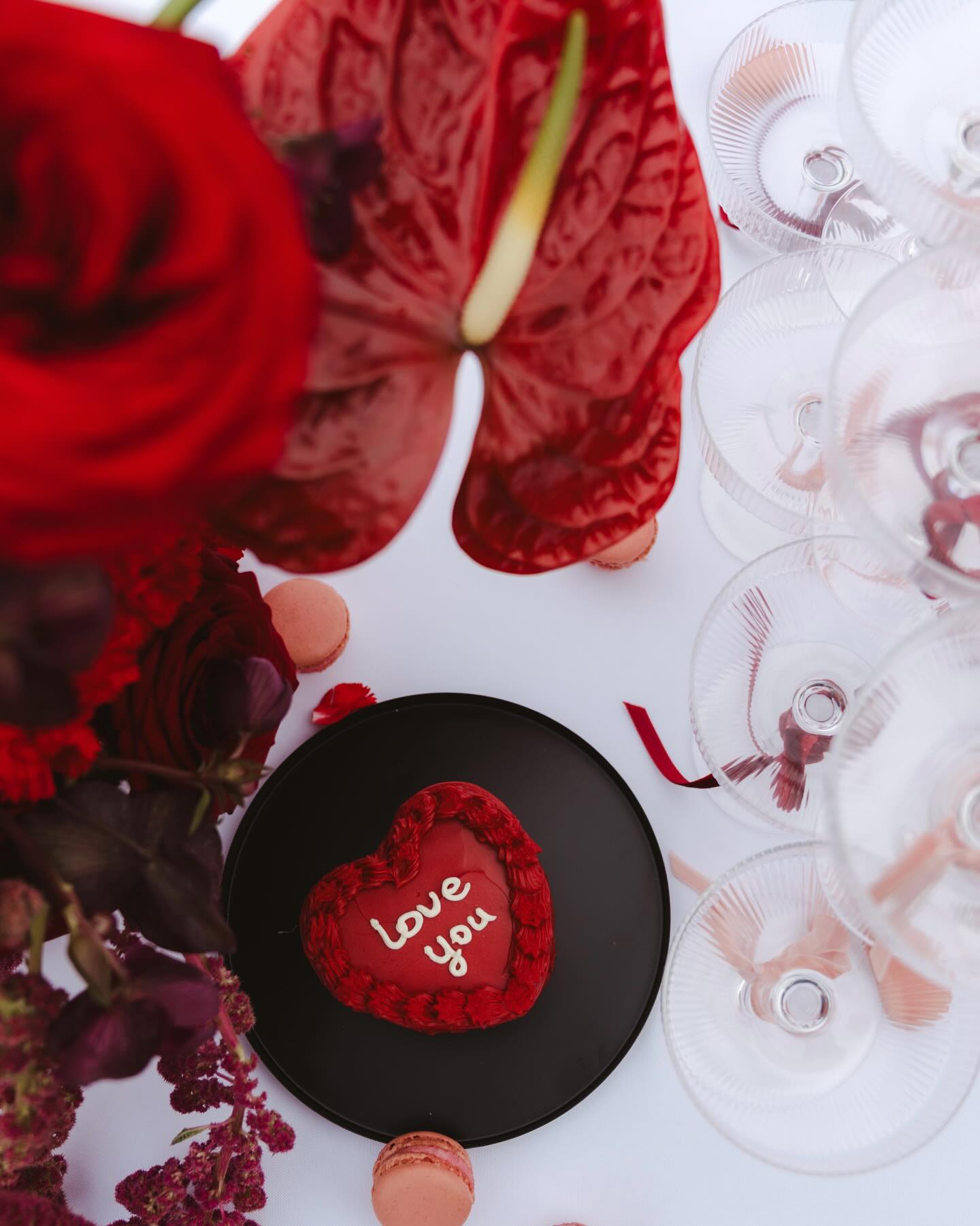 not soft. not subtle. just red. ❤️♥️❤️
zu viel? genau richtig.
zwischen zerbrechlichem glas und wilden schleifen entsteht etwas, was wirken will.
ein spiel aus kontrasten: kühl & sinnlich, clean & verspielt.
für paare, die keine regeln brauchen.
love, but louder. ❤️
#redwedding #weddingeditorial #luxurywedding #edgywedding #modernwedding #weddingdesign #fineartwedding #weddingstyling #weddingdetails #weddinginspiration #bridalinspo #hochzeitsinspiration #hochzeitsdeko #weddingplanner #eventdesign #tablescape #weddingconcept #luxuryevents #weddingvibes #editorialwedding #weddingaesthetic #weddingınspo