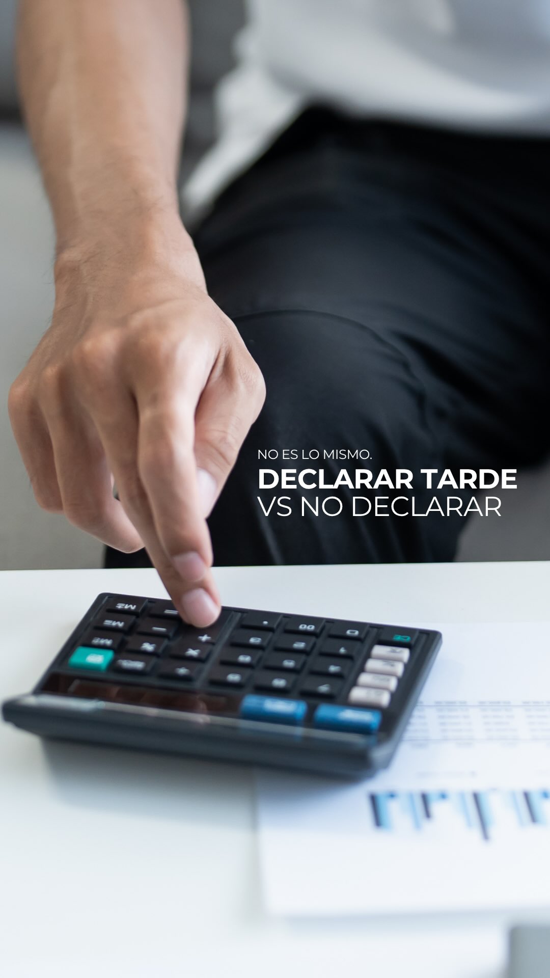 Muchas personas creen que si no pueden pagar sus taxes es mejor no declarar… pero eso es un error.
Declarar tarde tiene una penalidad, sí. Pero no declarar es peor, porque las multas del IRS son mucho más altas y además empiezan a acumular intereses.
La realidad es esta: siempre es mejor presentar tu declaración, incluso si todavía no puedes pagar el total. De esa forma reduces penalidades y evitas problemas mayores con el IRS.
Si tienes dudas sobre tu declaración o estás atrasado con tus taxes, lo mejor es actuar lo antes posible.