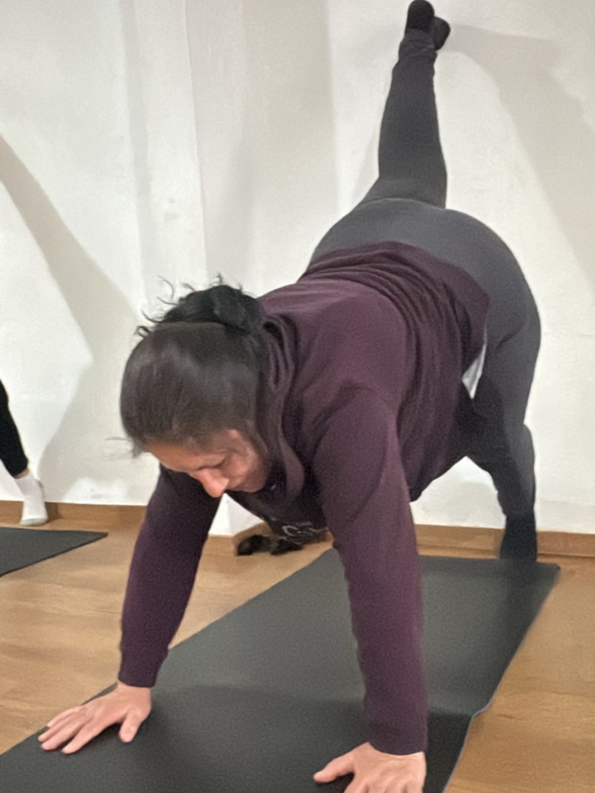 La menopausia no es el final de algo, es el inicio de una nueva forma de habitar tu cuerpo.
El yoga ayuda a escuchar, a respirar y a soltar. Suaviza los cambios, calma la mente y fortalece el cuerpo desde el amor, no desde la exigencia.
Más que resistir esta etapa, el yoga te enseña a fluir con ella.
@shuniacentroholistico & YogaShunia
#menopausia #yoga #cuerpoymentesana