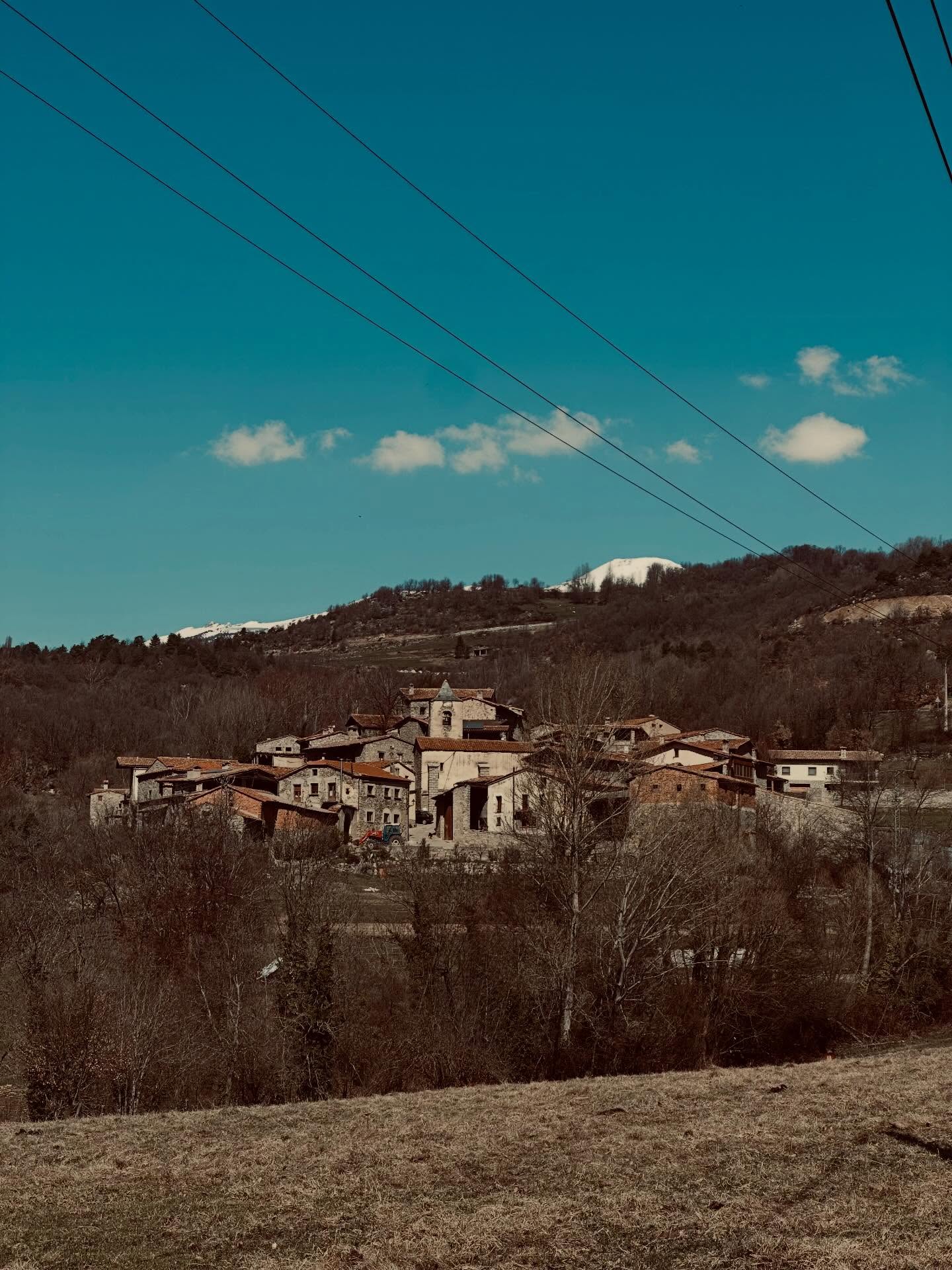 A fora, el dia avança: bestiar, feina, el poble que es mou.
A dins, la casa acompanya el ritme.