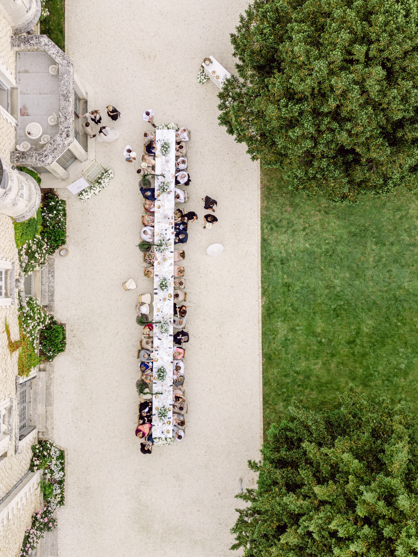 An exquisite French château wedding table scape by @doruleteevents from above at the stunning @chateaudelacouronne 🥂 I love capturing all the details from unique perspectives on a wedding day, its wonderful to see the vision come together 🤍 #FranceDestinationWedding
#ChateauWeddingFrance
#Franceweddingphotographer
.
.
.
Photography and Video @valeriesarron
Venue @chateaudelacouronne
Planning @dorulete.events
Catering @thelimescatering
Live painting @paint_my_day_by_rainy
DJ @halcyonnightsfr
Florist @floraldestiny_rebevolckaert