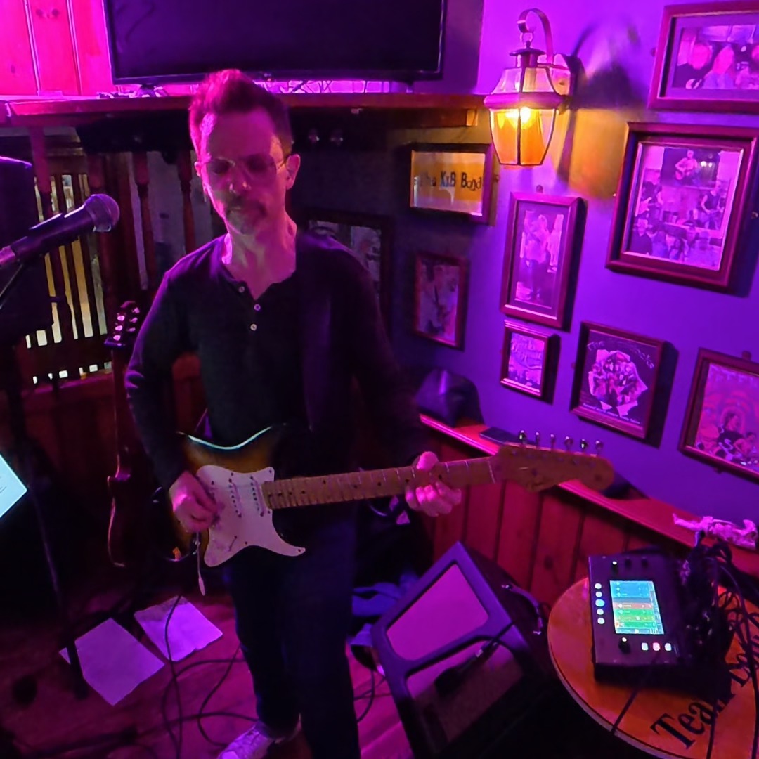 A power rock trio version of the classic Curtis Mayfield song "Move on Up". The original has horns, strings and percussion.....which we don't have.....so using a bit of artistic license and a wah wah pedal this is it reimagined.....maybe similar to how Hendrix would have covered it!
#moveonup #curtismayfield #soulmusic #jimihendrix #wahwah #livemusic #livemusicuk #livemusicsussex #livemusicwestsussex #guitarsolo #falsetto