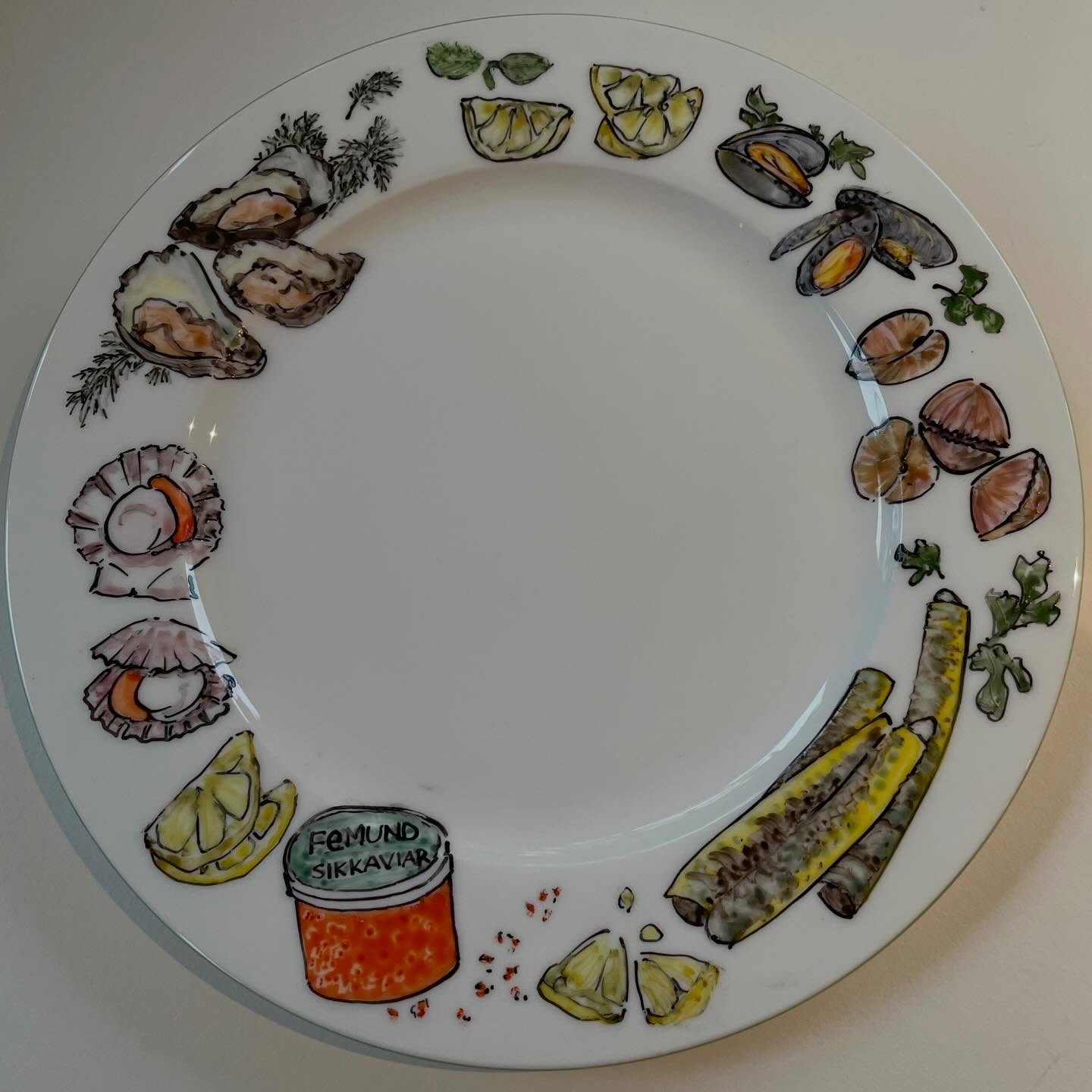 One of Magnus’ Dinner Plates.
#handpainted #porcelain #commission #seafood #oneoff