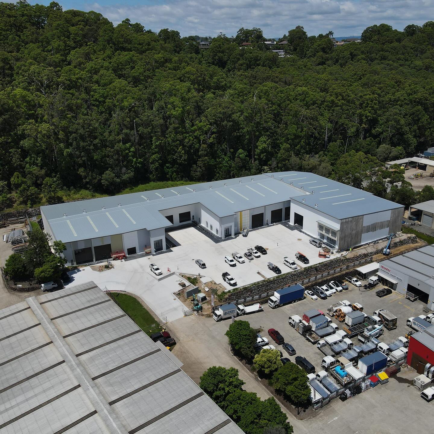 Progress update on this impressive 4,500sqm industrial facility for Harvey Norman, situated right next to Maroochydore Road in Kunda Park. The prime location offers quick and easy access to the Sunshine Coast Motorway and Bruce Highway, making it ideal for seamless logistics. Featuring 8m high ceilings, a triple loading dock, and expansive warehouse space, this project is designed for efficiency and functionality. Scheduled for completion in March.
#Construction #IndustrialBuild #SunshineCoastProjects #HarveyNorman #KarlooConstructions