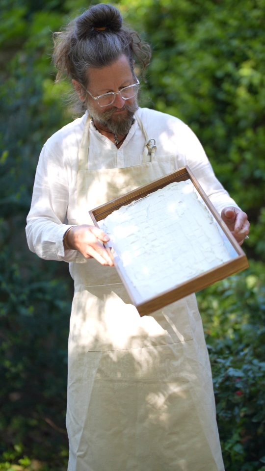 Les châssis en bois sont prêts… début du rituel d’enfleurage du jasmin.
The wooden frames are ready… the jasmine enfleurage ritual begins
#naturalperfume #parfumnaturel #shariniparfumsnaturels #enfleurage #jasmine