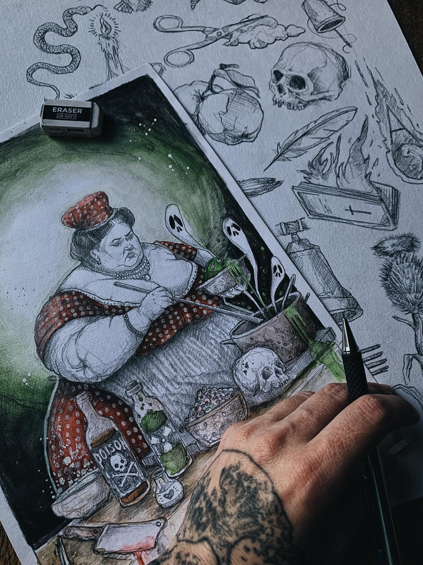 ❤️ besoin de vous ❤️. Hello la team je voulais garder le truc un peu secret et ne pas faire un projet public comme le tarot pour la surprise! mais je dois avouer que plusieurs cerveaux restent une énorme plus value dans les travaux créatifs. Depuis plusieurs semaines je planche sur un oracle qui me hante jours et nuits, j’ai tellement la tête dans le guidon que je n’arrive plus à avancer. L’idée que j’aimerais illustrer est super simple : un oracle interdit de 22 cartes, qui vous dévoile toute la part d’ombre des contes et du symbolisme des histoires, alors j’ai trouvé quelques idées qui m’enchantent : la cabane de Babayaga, l’oeil de la sorcière, la gueule du loup, le baiser du crapaud…. Le sentier perdu.. le fond du puits… j’ai envie d’un oracle sombre et mysterieux, qui nous rappelle nos premières peurs dans nos lectures et notre imaginaire.. aidez moi à trouver des cartes symboliques 🫶 faites moi part de vos idées!! Et aussi pour le titre de l’oracle, j’aimais bien « n’entrez pas dans la forêt » ou sinon « the shadow tales ». Là aussi rien n’est decidé alors si vous voulez participer à cet oracle n’hésitez pas j’ai hâte de vous lire 🖤 Bises à tous! #illustration #oracle #darkartwork