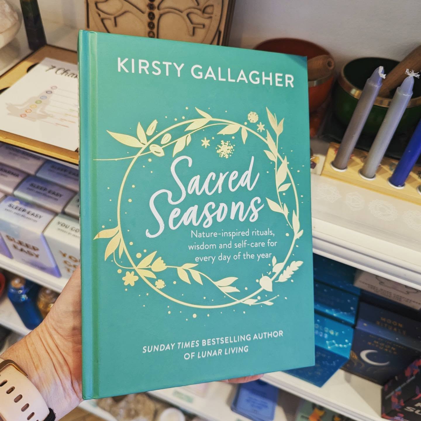 For me, spotting books I've designed on sale in shops never gets old! This was in a tiny crystal shop in @boxpark London. Love the gold foil!
#bookdesign #bookdesigner #typography #crystals
