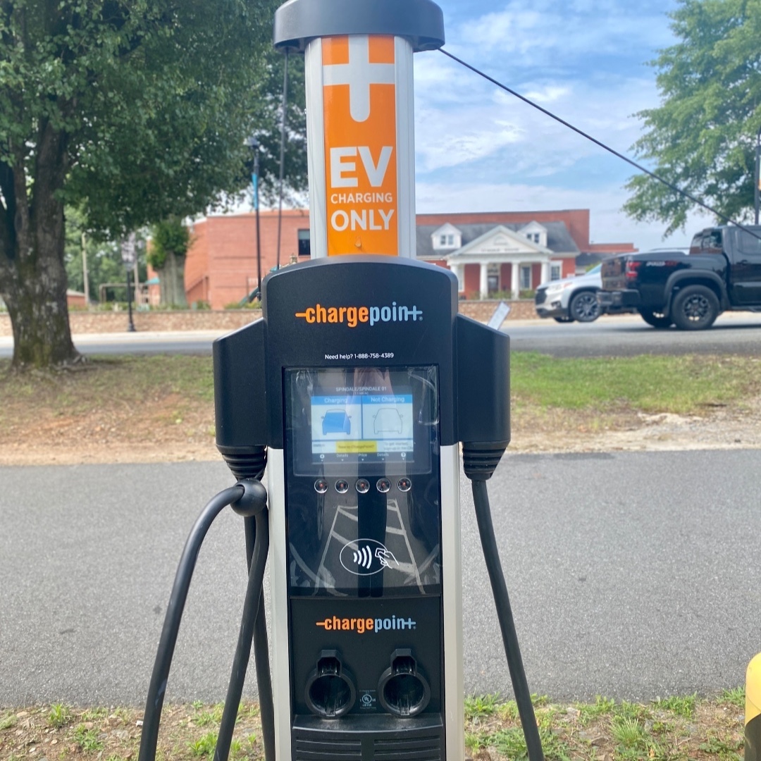 Did you know? There are EV charging stations⚡🚗 by Mile 7 in downtown Spindale. For those traveling in electric cars, this is a great spot to charge up🔌 while you go for a stroll along the trail!