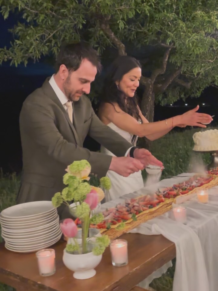 More, more!!!
Last week N&C Mille feuille wedding cake cutting was sweet, veeery sweet! 🤭👌🏼 More sugar!! 🎂
@masia_cabellut
@gallardophoto
@vowsofjoyweddings
@lovingtheflowers
@suitandmusic
#millefeuille #weddingcaketrends #masiacabellut #sitgeswedding