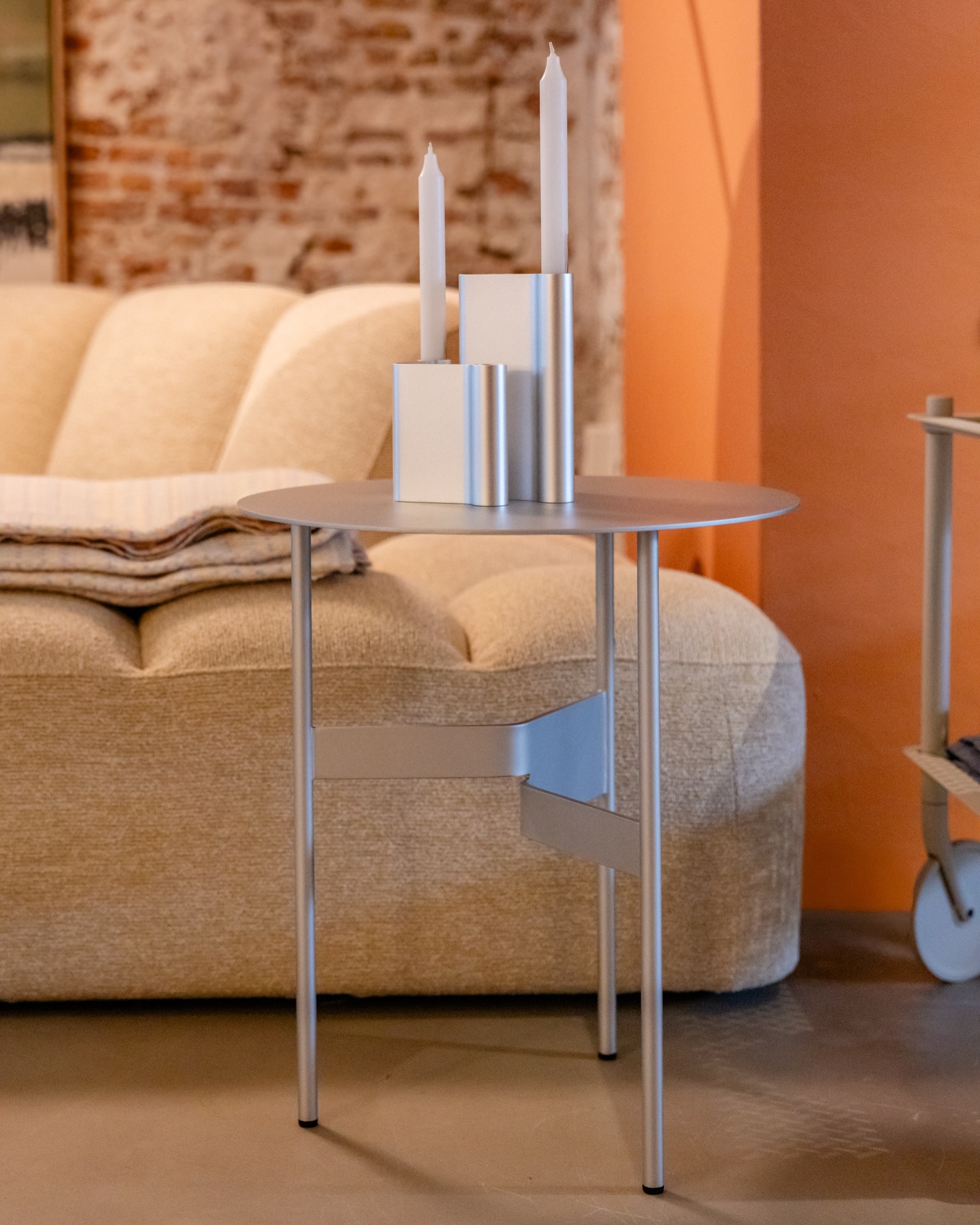 Ton sur Ton met kleuren en materialen; hier hebben we dat gedaan met de HAY Shim Bijzettafel, ontworpen door Jonas Trampedach en de Muuto Pair kandelaar, ontworpen door Lars Tornøe. Beiden in een mat zilveren afwerking, leuk in contrast met de warme kleuren en materialen rondom.
We zijn vandaag geopend van 9 tot 17.30 tot strakjes!
#hay #muuto #tonsurton #designwinkel #woongalerijkortgene