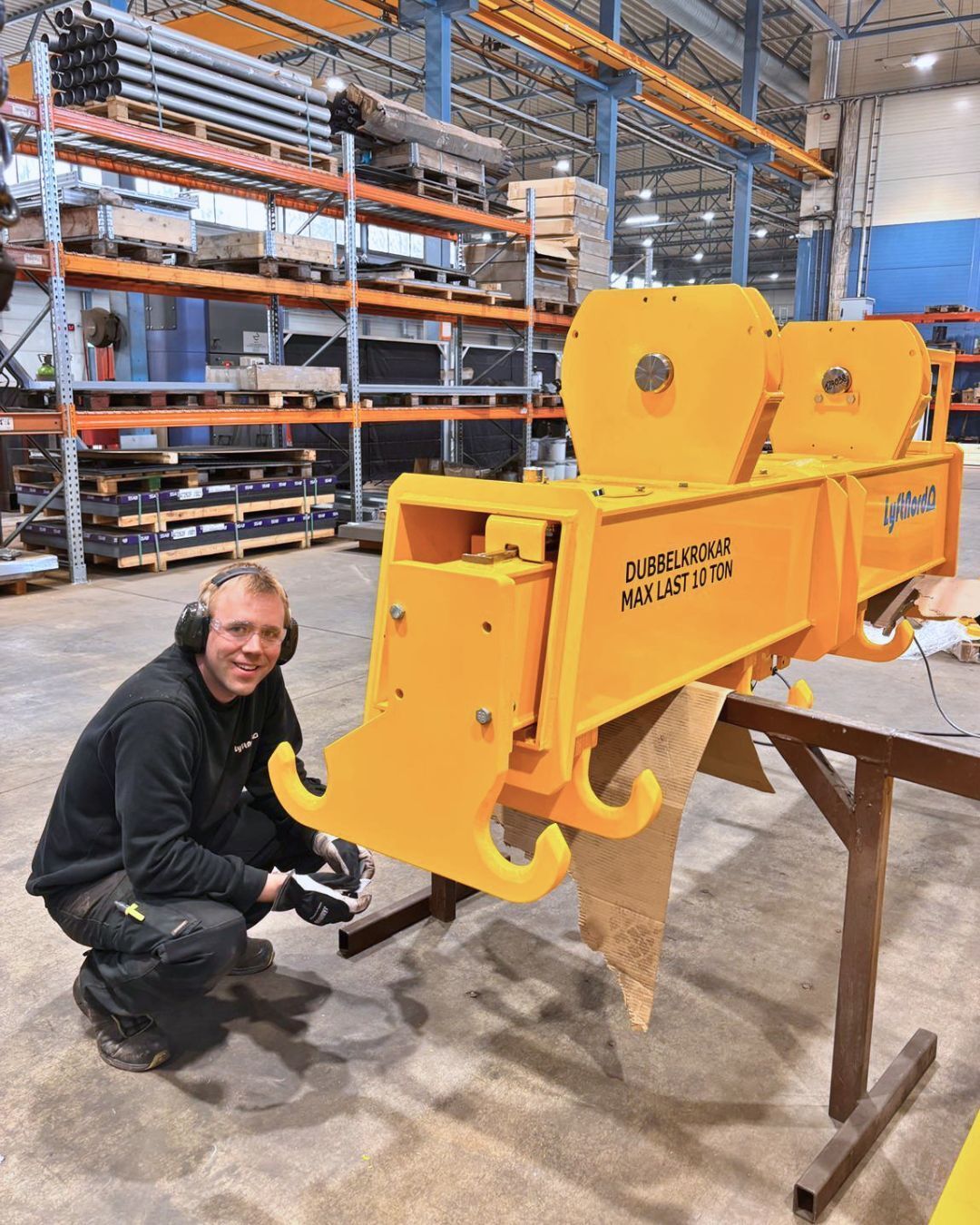 Martin och Örjan, tillsammans med Lukas Mäkelä från MM Elmek, har innan påsk varit på plats i produktionen för elinstallation på ett par lyftok.
Vi gillar att vara nära processen och se till att allt blir rätt från början till slut. 👌
#workinprogress #kundanpassadlyftok