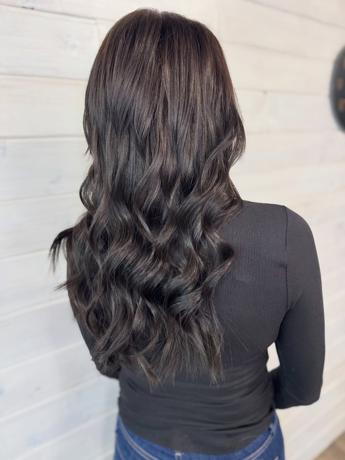 This transformation 🙌🏻
From short bob to mid back 🤩
3 rows, custom placement, lots and lots of blending, and boom, she’s a long hair girly!
➡️Swipe to see her before
@fancybesthair #weftextensions #sumnerhairextensions #extensiontransformation #levelheadedhairdesign #fancybesthair