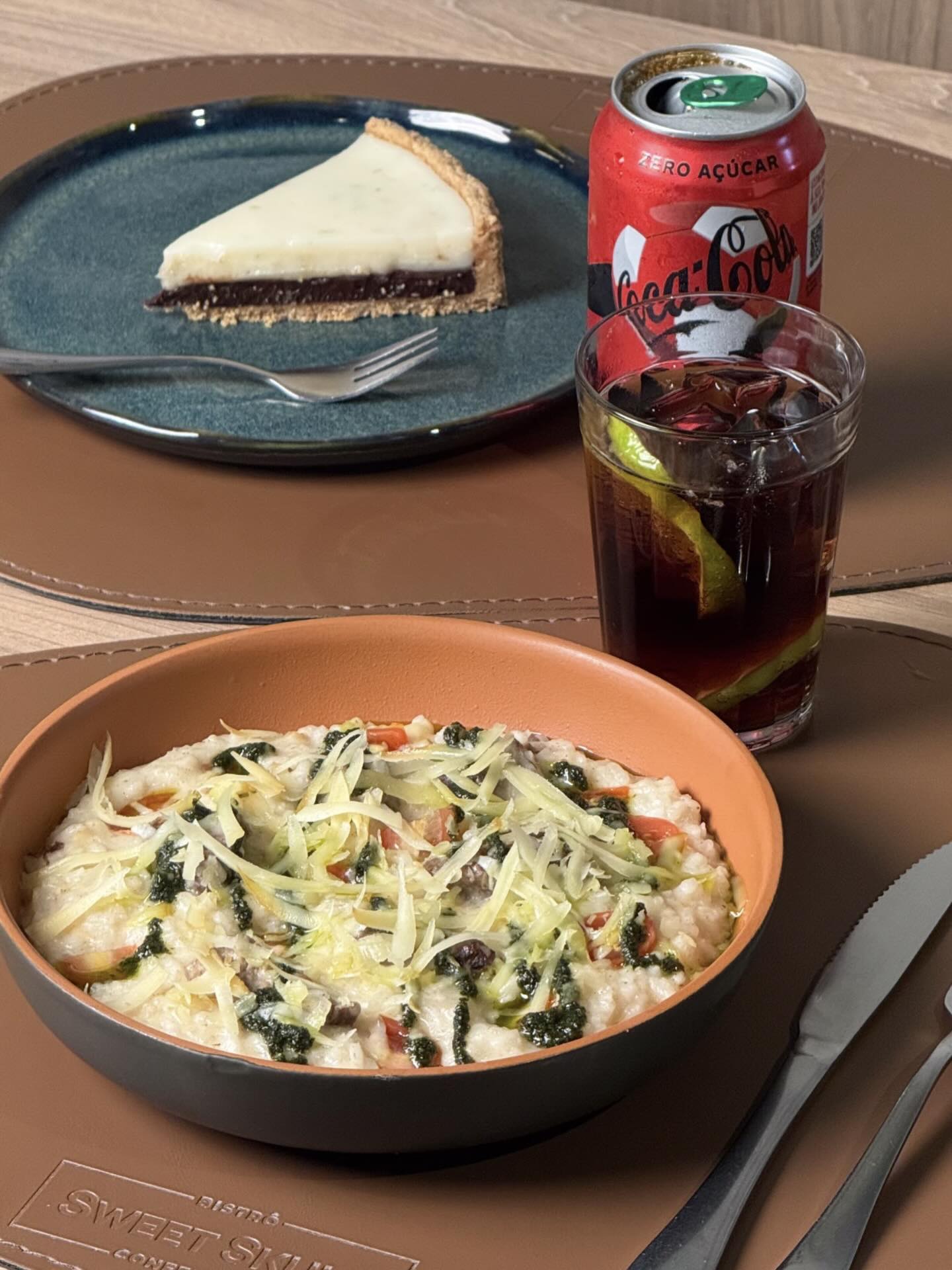 PSIU! đ
TĂĄ quase na hora do almoço nĂ©? Passando aqui sĂł pra te lembrar do nosso Risotto Mignon ao Pesto! đ€©
Arroz arbĂłreo ao vinho branco, filĂ© mignon em cubos, tomate cereja, provolone e um toque de pesto! â€
CoincidĂȘncia, nĂ©? đ€Ł
đ” Delivery ou Retirada: Link na Bio
â°Seg. a Sex. das 11h Ă s 21h
âSĂĄb., Dom. e feriados: Fechado
#SweetSkull #ConfeitariaSkull #risotto #pesto #mignon