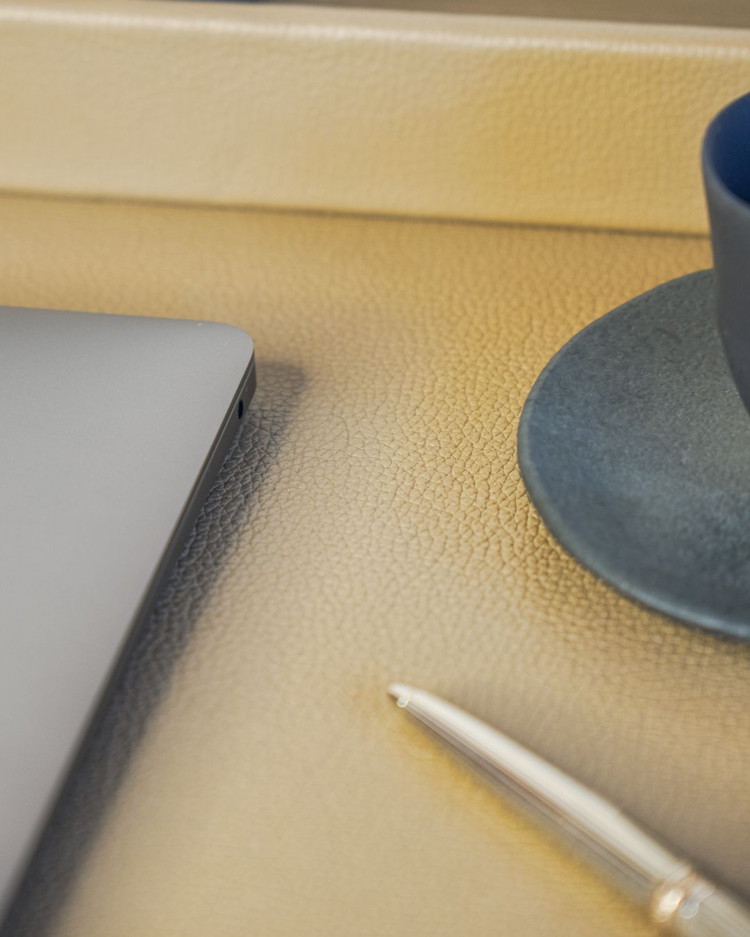In the Aettra Line, leather texture is not just a finish, it is part of the experience.
It brings depth to the gaze, presence to the desk, and a tactile quality that turns everyday use into something more precise, comfortable, and intentional.
Because in the workspace, details also shape the way everything unfolds.
#LeatherDesign #LeatherTray #AuthenticLeather #HomeDecor #InteriorDesign