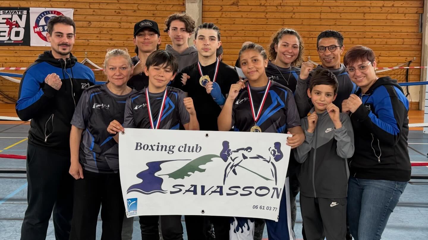 Retour sur l’Open National Jeunes à Nîmes ce week-end 🥊
Le Boxing Club Savasson a une nouvelle fois répondu présent, avec de très beaux résultats : 8 assauts, 7 victoires 💥
Mais au-delà des performances, c’est surtout notre technique et notre état d’esprit qui a marqué les esprits, au point d’être salué par plusieurs clubs et officiels 👏
🥇 Milhane impose son rythme et s’adapte à chaque adversaire pour aller chercher le titre de Champion (3 victoires).
🥇 Louisa reste solide mentalement, gère la pression et décroche le titre de Championne (3 victoires).
🥈 Tristan réalise un beau parcours, s’impose sur son premier assaut avec précision, puis termine Vice-Champion après un second assaut engagé.
Nous sommes très fiers d’eux.
Merci aux supporters pour leur présence tout au long du week-end 🙌