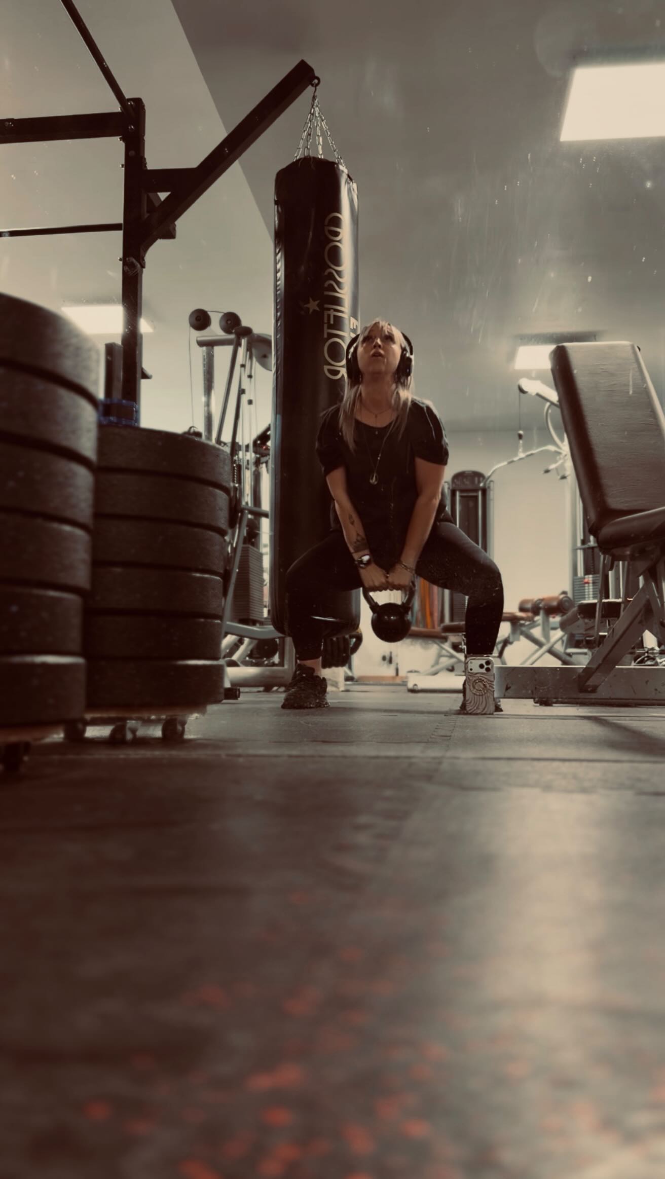 Tu veux devenir régulière…
mais régulière dans quoi, au juste ?
Parce que se forcer sans savoir pourquoi,
c’est le meilleur moyen d’abandonner…
La vérité, c’est que la régularité ne tient pas sur la motivation💥
Elle tient sur le sens que tu mets derrière tes actions.
👉 Pourquoi tu veux t’y tenir ?
👉 Pour qui tu le fais vraiment ?
👉 Et qu’est-ce que ça change dans ta vie si tu y arrives ?
Parce que devenir régulière,
c’est pas juste “faire du sport” ou “tenir une routine”.
C’est :
💥te prouver que tu peux te faire confiance
💥 arrêter de commencer sans jamais finir
💥 reprendre le contrôle là où tu te laisses glisser
💥 et surtout… arrêter de te trahir
Mais si tu veux tenir dans le temps,
arrête de viser grand dès le début.
Commence petit.
Ridiculement petit.
✔️ 10 minutes
✔️ 1 action simple
✔️ 1 engagement que tu peux tenir même les jours sans
La régularité, c’est pas spectaculaire.
C’est discret.
Mais c’est ce qui change tout!
Et ce n’est pas valable que pour le sport, c’est valable pour tout ce que tu as envie de mettre en place dans ta vie✨
Et le jour où tu arrêtes de négocier avec toi-même…ta vie commence vraiment à bouger.
Si t’es prête à arrêter de lâcher au bout de 3 jours,et à construire quelque chose de solide pour toi…
💬 écris “RÉGULIÈRE” en commentaire
#motivation #petitpas #sechoisir