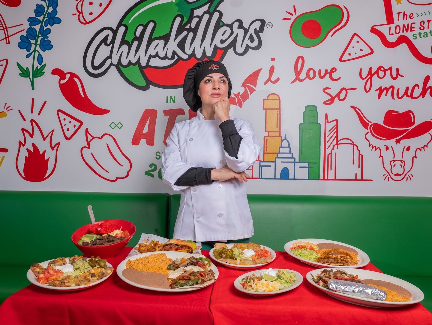 The creations with the creator 🔥⚡🌶️👩🍳
Check out our new mural! It features our new logo and all the iconic things in Austin, Texas! 🌇🦇❤️🤠
Las creaciones con la creadora 🔥⚡🌶️👩🍳
¡Descubre nuestro nuevo mural! 🎨✨ Con nuestro nuevo logo y todos los elementos icónicos de Austin, Texas. 🌇🦇❤️🤠
.
.
.
.
.
.
.
.
#chef #foodgenius #loschilakillers #thesexychefmina #loschilakillersatx #minaibanez #chilakillers #foodart #bestfoodinaustin #foodie #austinfoodies #chilaquiles #bestchilaquiles #chilaquilesaustin #mexicanfoodaustin #bestchilaquilesaustin #mejoreschilaquiles #mejoreschilaquilestexas #mexicanfoodies
