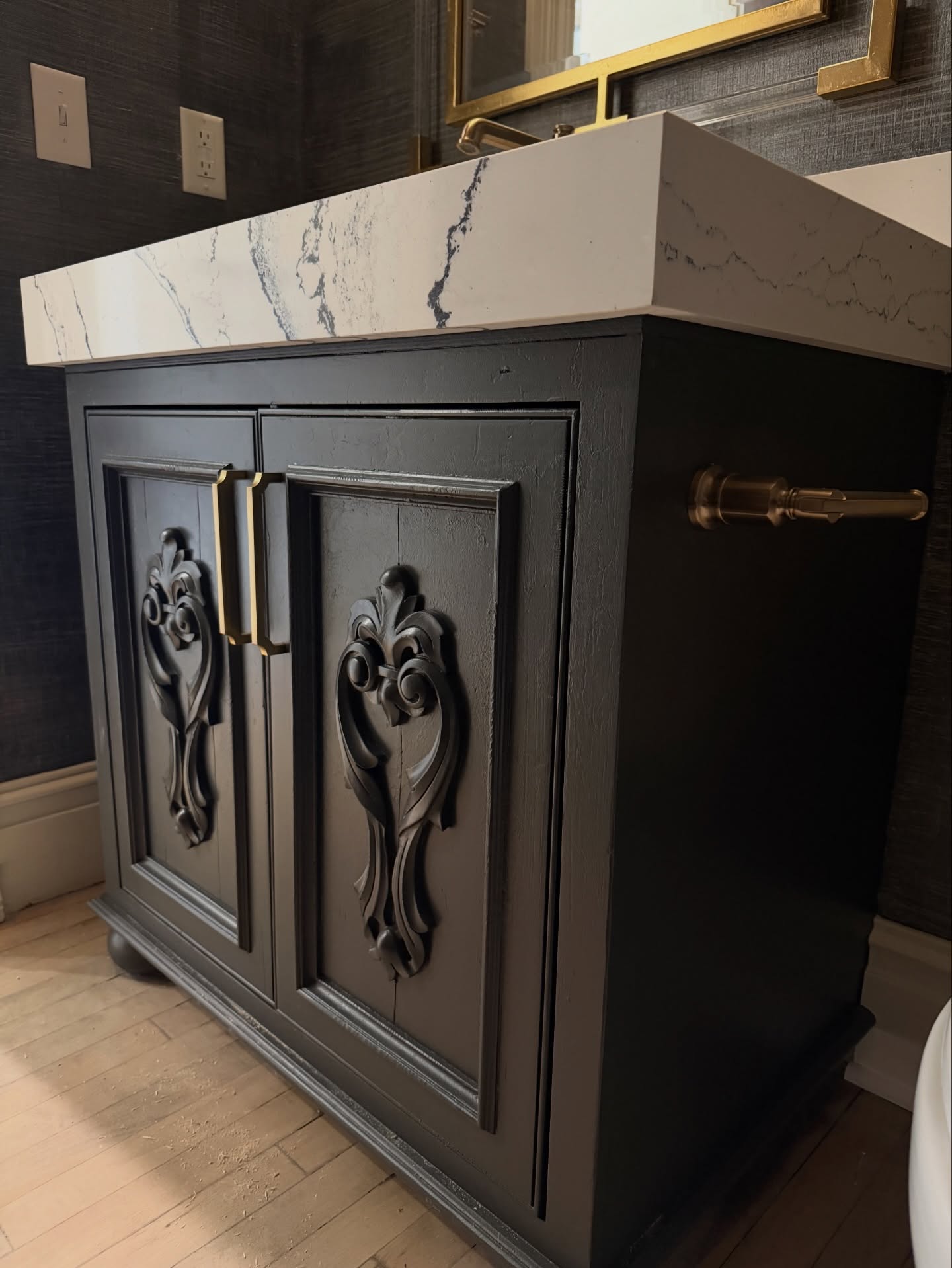 This beautiful vanity we finished in @sherwinwilliams “Iron Ore” delivers serious impact in this Flint Hills powder bath — its dark, sleek finish creates the perfect moody contrast with the walls! Walls by @daniellestudiosinc